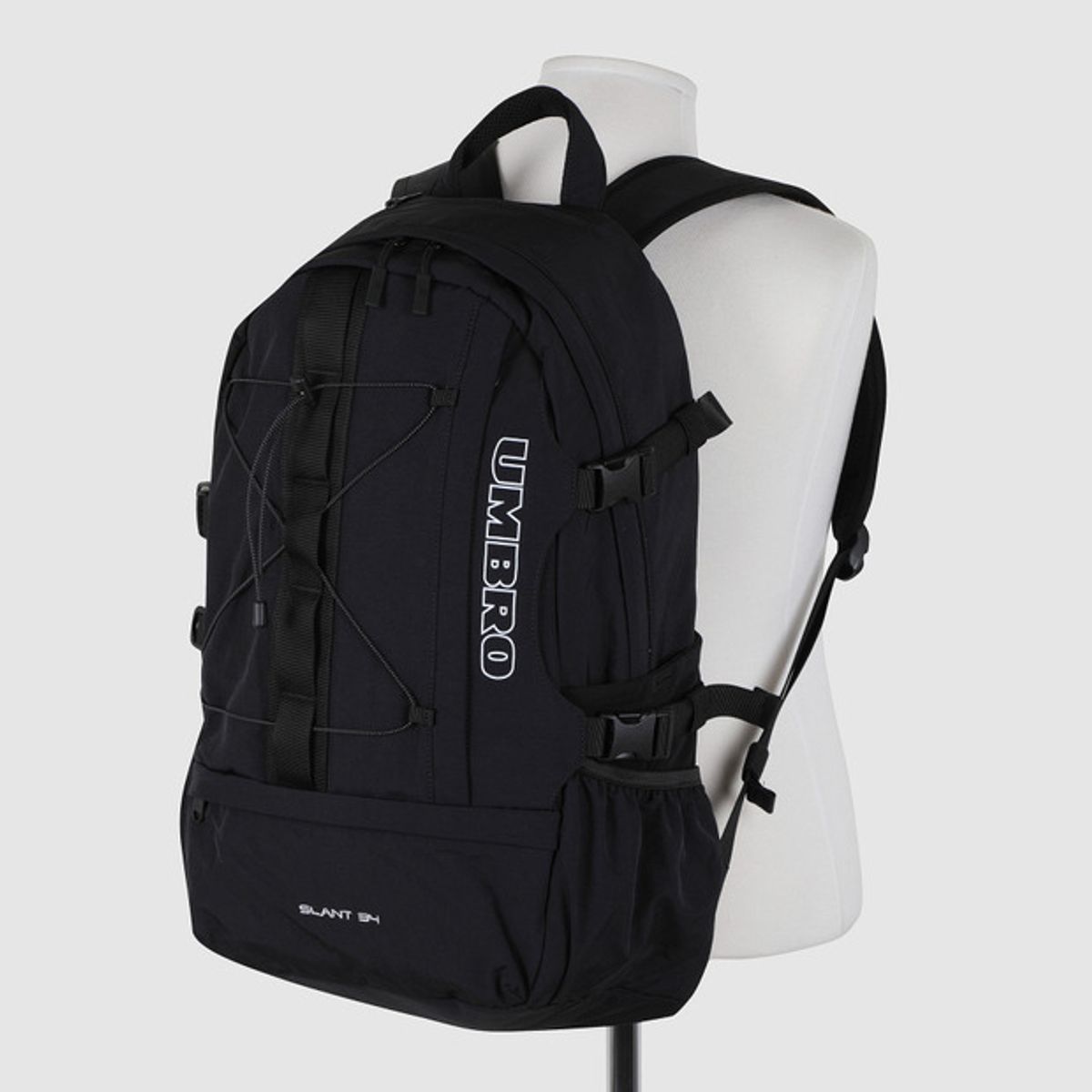 엄브로(UMBRO) 슬랜트 백팩 블랙(UQ323CBP93)