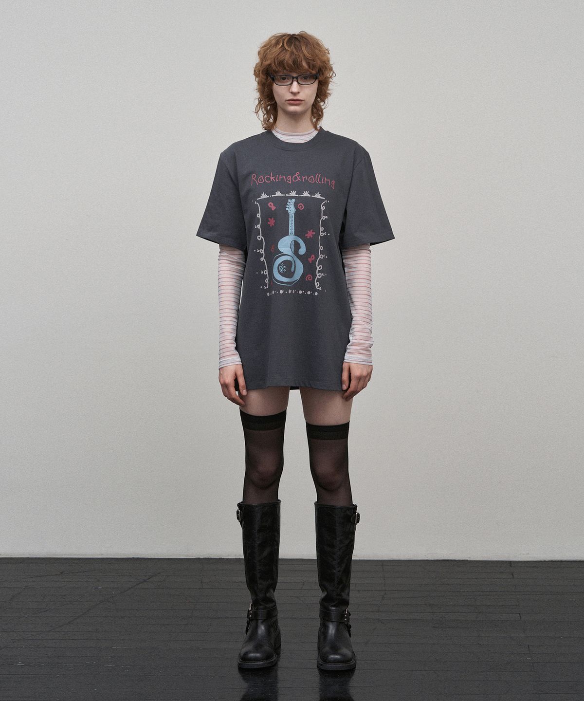 소어티(SOEOTI) Rock n’ Roll Tee (Charcoal)