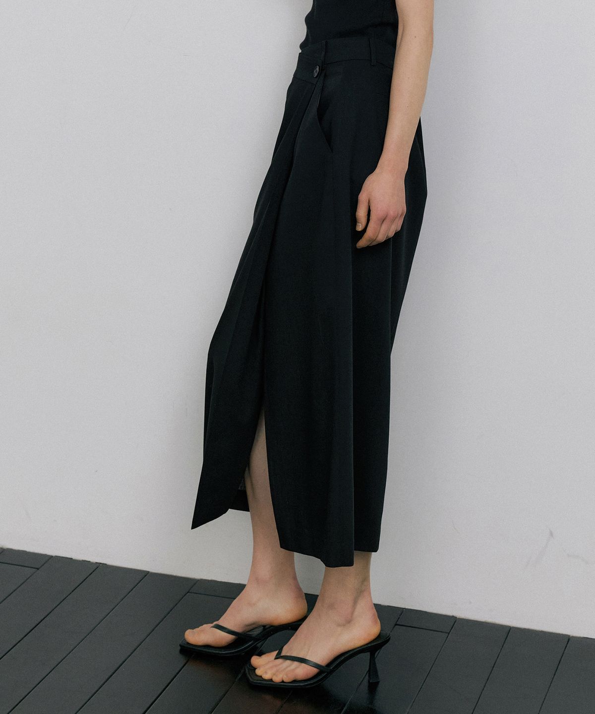 오떼뜨(OCTETTE) SUMMER-WOOL CLASSIC WRAP SKIRTS_BLACK