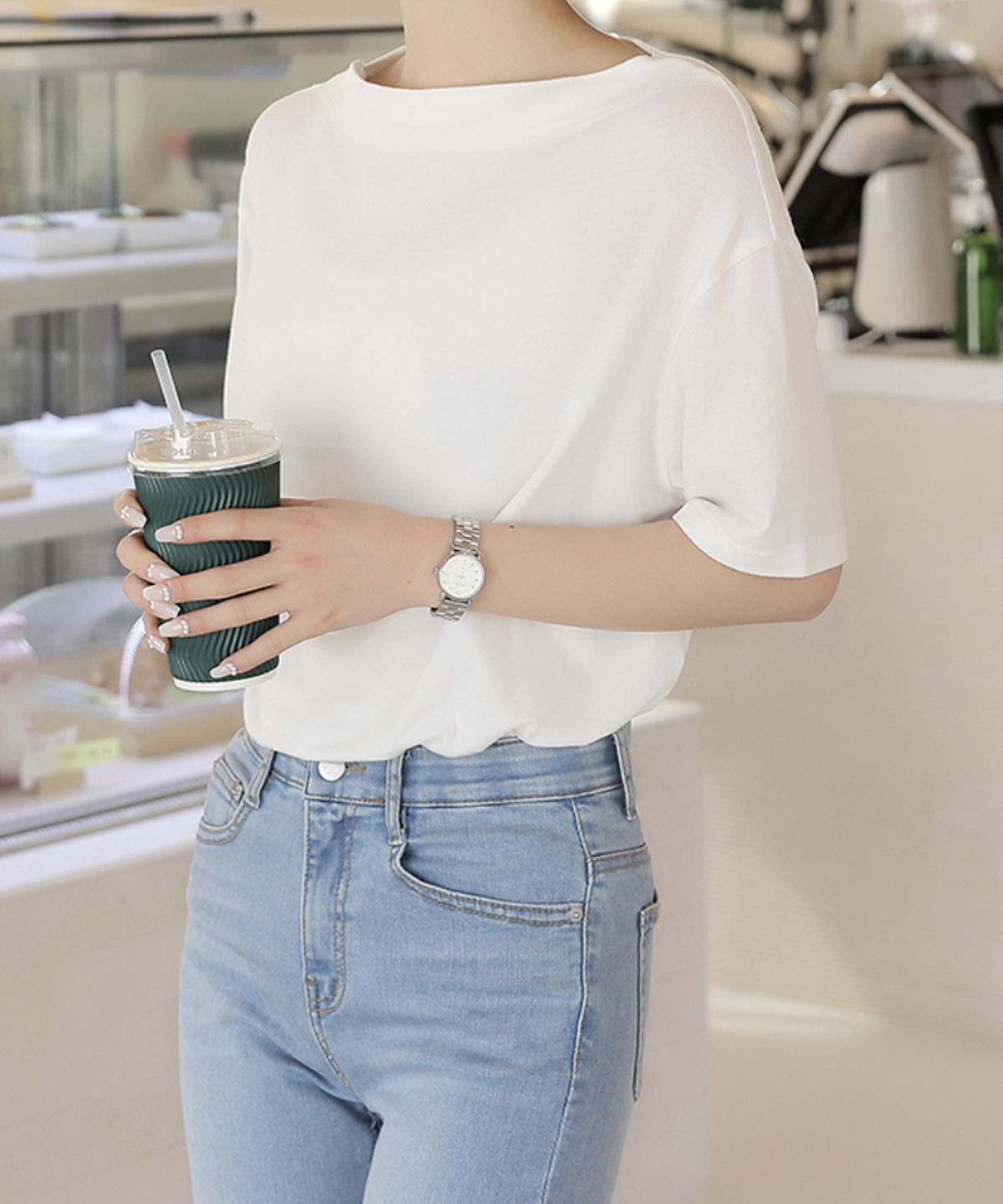 빼빼(BBAEBBAE) 오프숄더연출가능 입술넥 티셔츠