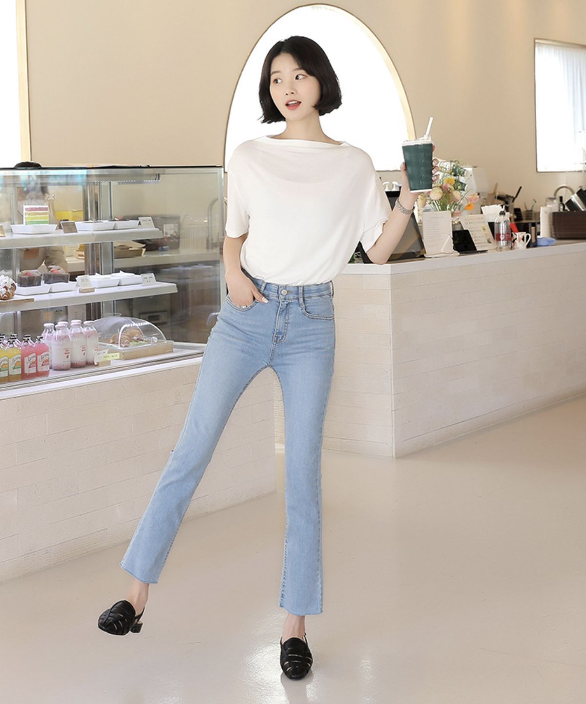 빼빼(BBAEBBAE) 오프숄더연출가능 입술넥 티셔츠