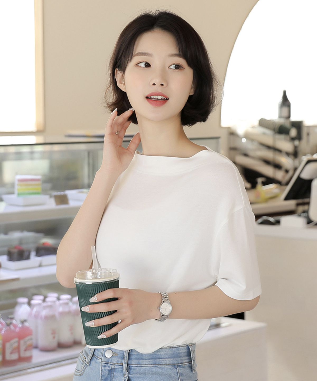 빼빼(BBAEBBAE) 오프숄더연출가능 입술넥 티셔츠
