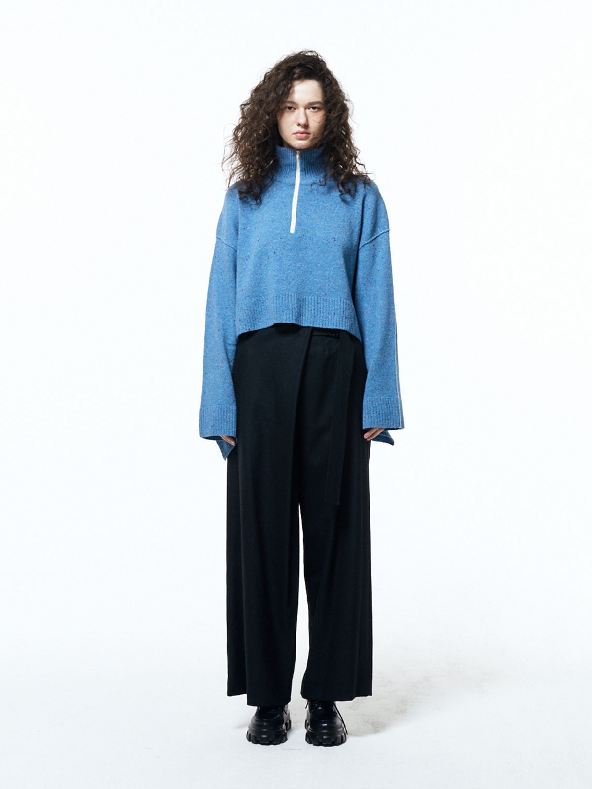 하우스공칠이씨(HAUS072C) HALF ZIP-UP CROP KNIT BLUE
