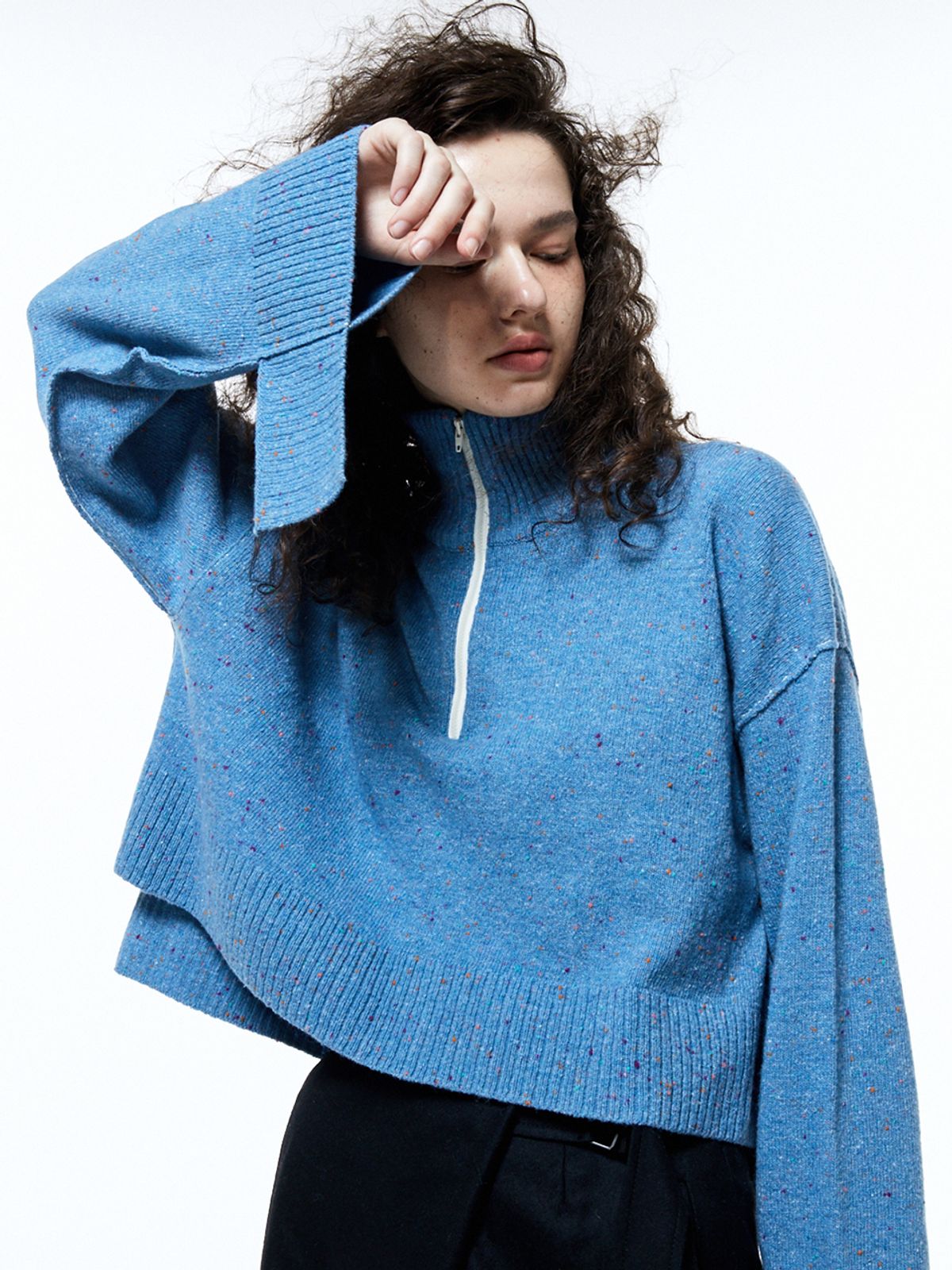 하우스공칠이씨(HAUS072C) HALF ZIP-UP CROP KNIT BLUE