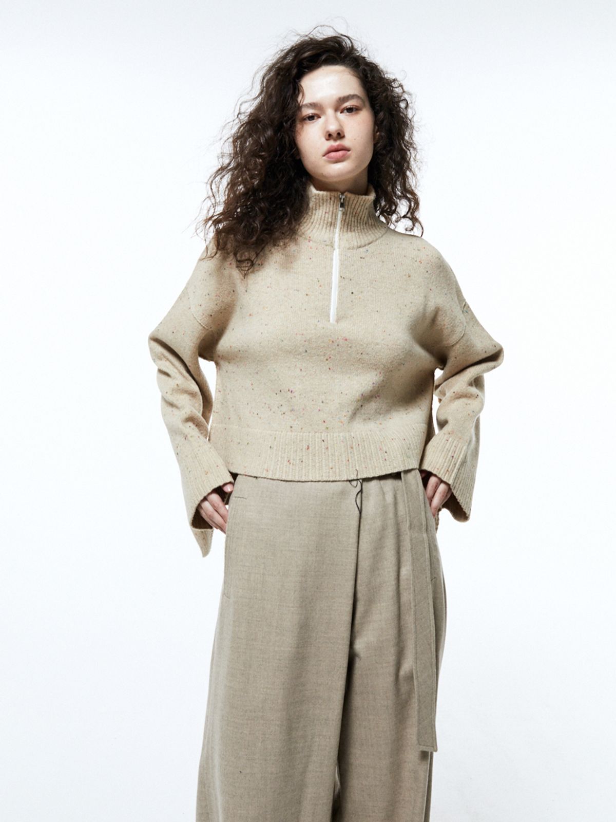하우스공칠이씨(HAUS072C) HALF ZIP-UP CROP KNIT LIGHT BEIGE