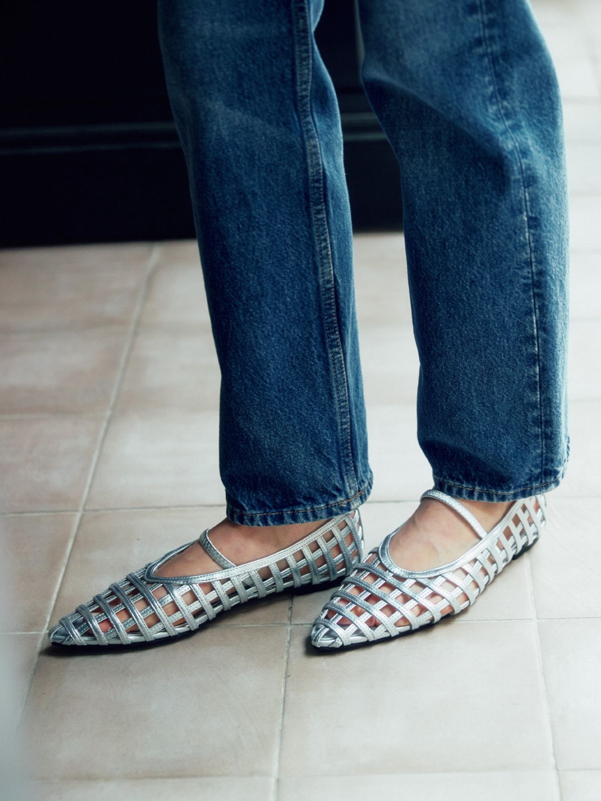 코모레비뮤지엄(KOMOREBI MUSEUM) 4Colors 슬림 토우 피쉬넷 큐브 밴딩 플랫 슈즈 I KM400