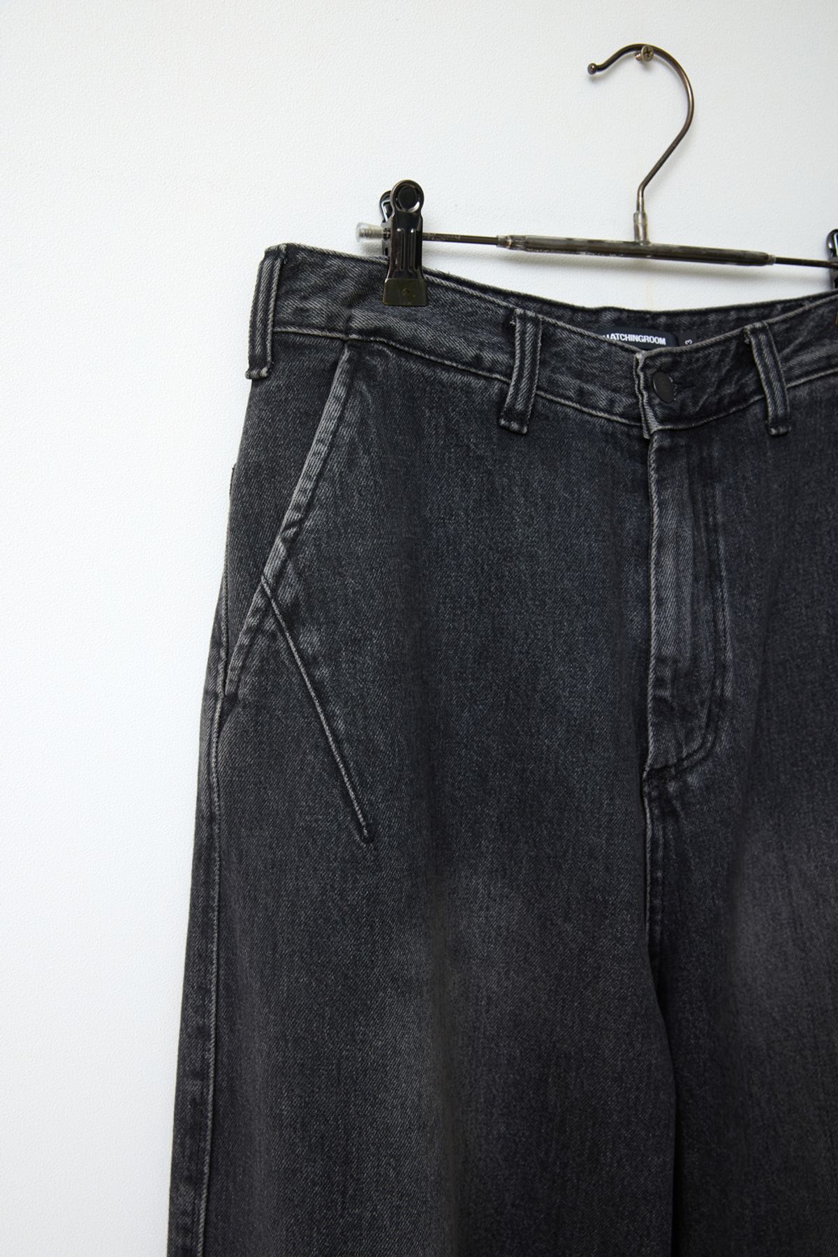 해칭룸(HATCHINGROOM) Dart Jeans Ash Grey