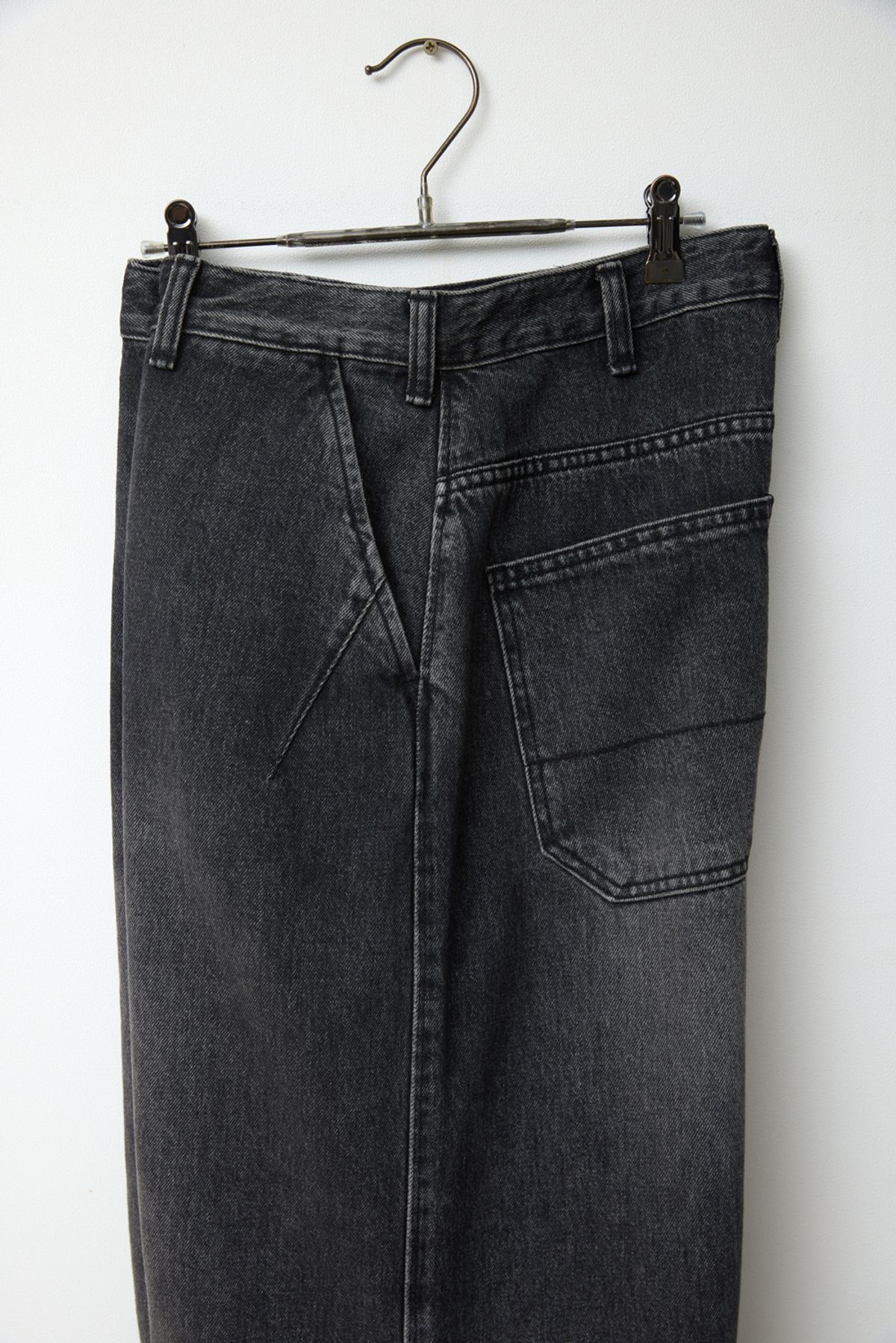 해칭룸(HATCHINGROOM) Dart Jeans Ash Grey