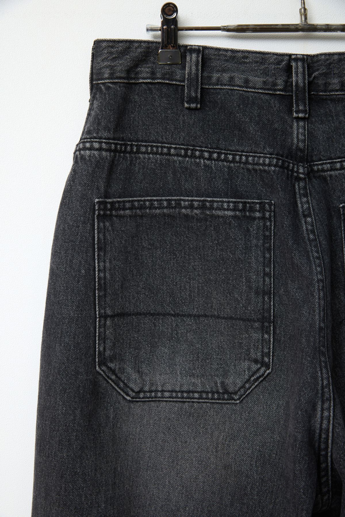 해칭룸(HATCHINGROOM) Dart Jeans Ash Grey