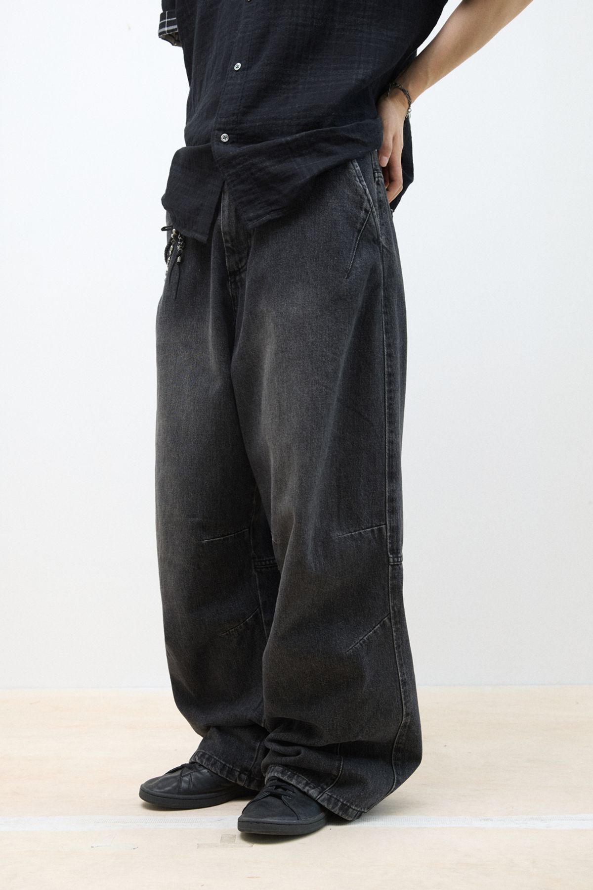 해칭룸(HATCHINGROOM) Dart Jeans Ash Grey