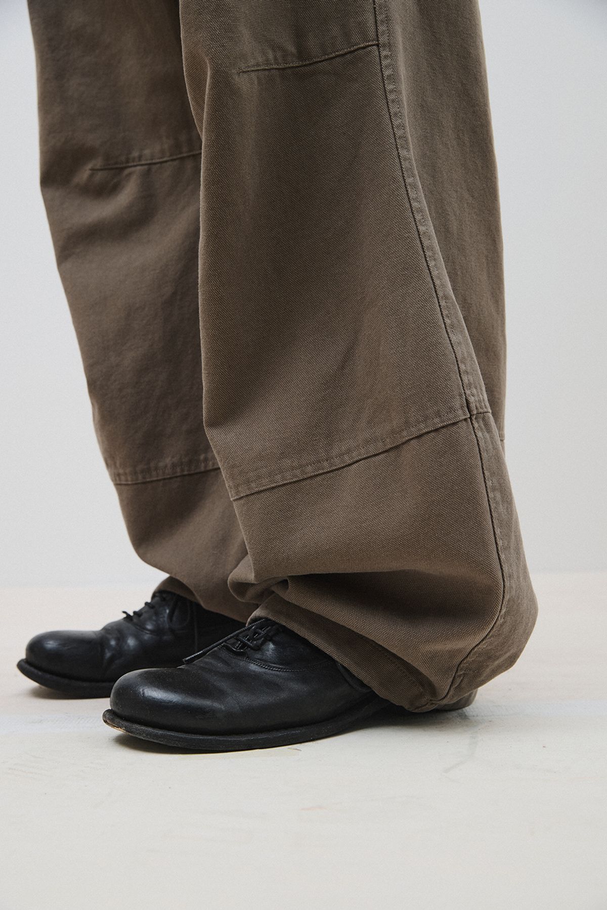 해칭룸(HATCHINGROOM) Volume Pants Oxford Washed Dark Beige