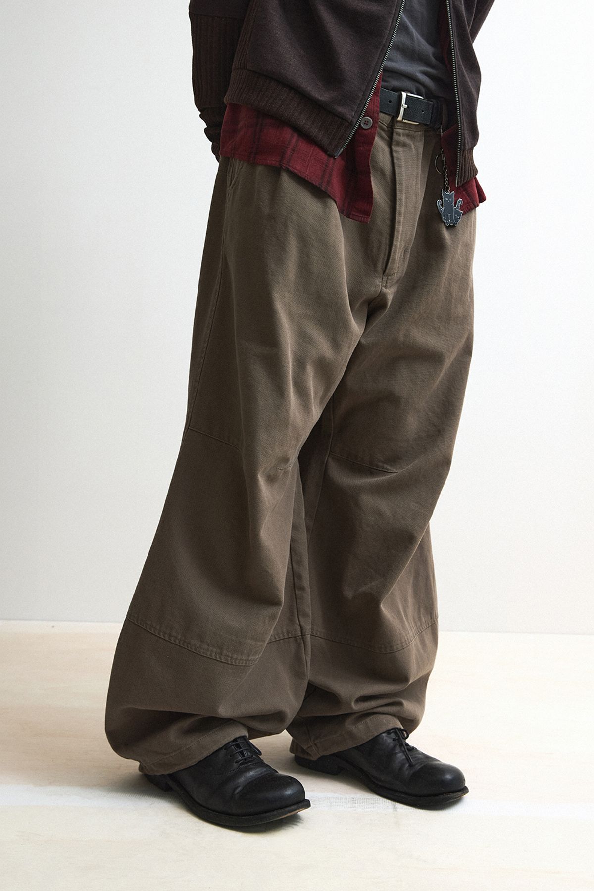 해칭룸(HATCHINGROOM) Volume Pants Oxford Washed Dark Beige