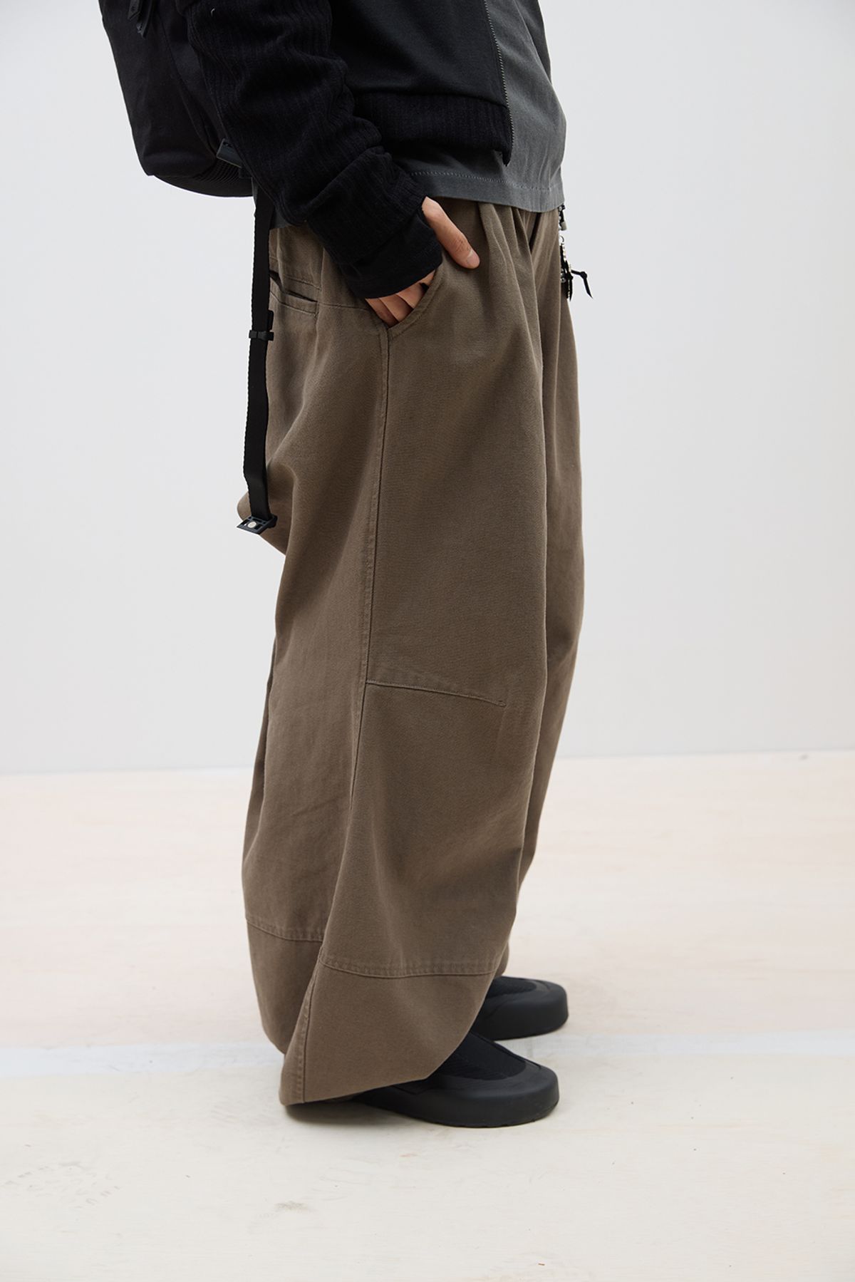 해칭룸(HATCHINGROOM) Volume Pants Oxford Washed Dark Beige