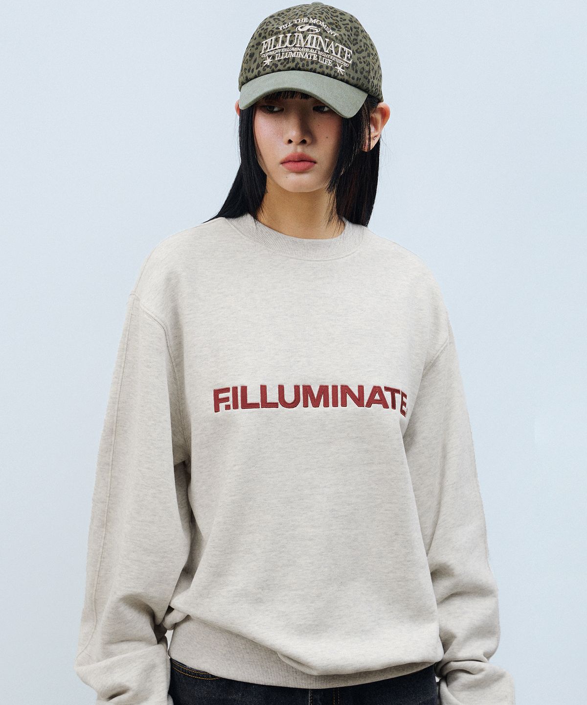 필루미네이트(FILLUMINATE) 시그니처 어센틱 로고 스웨트셔츠-오트밀