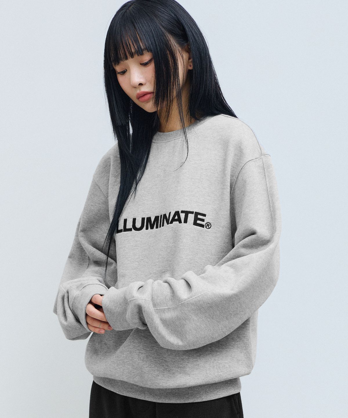 필루미네이트(FILLUMINATE) 시그니처 어센틱 로고 스웨트셔츠-멜란지그레이