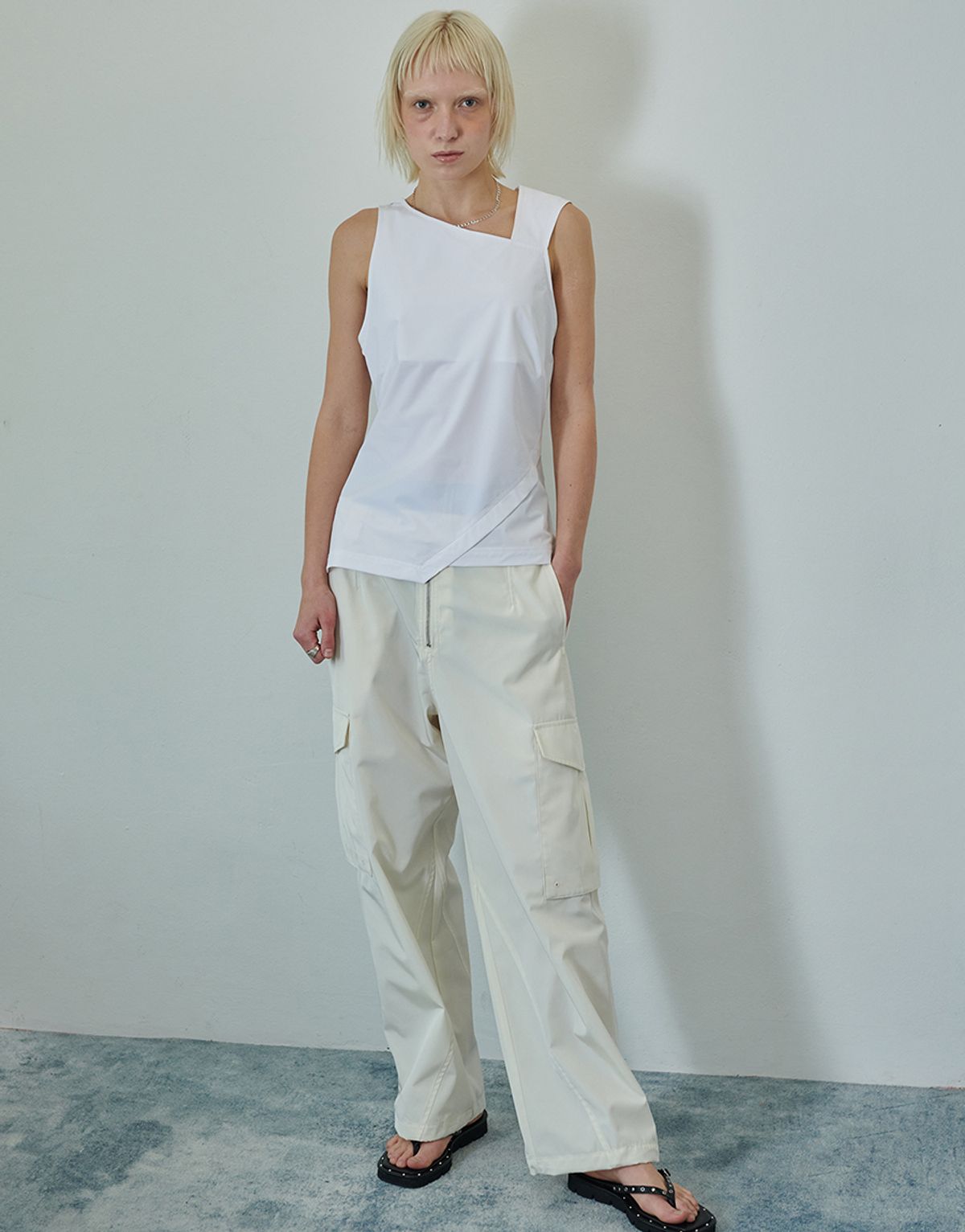 리게(RIGHE) UNBALANCE SLEEVELESS WHITE