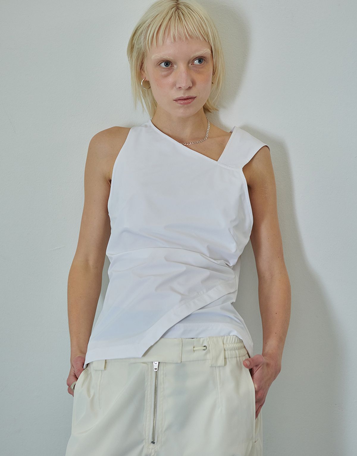 리게(RIGHE) UNBALANCE SLEEVELESS WHITE