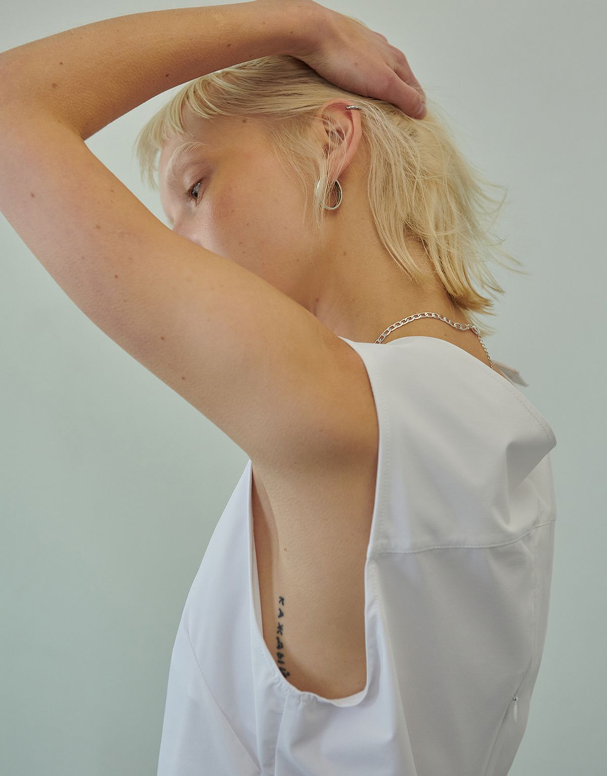 리게(RIGHE) UNBALANCE SLEEVELESS WHITE