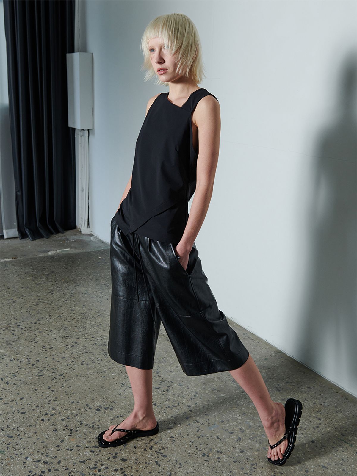 리게(RIGHE) UNBALANCE SLEEVELESS BLACK