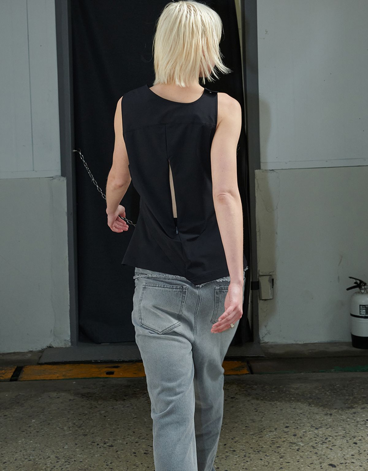 리게(RIGHE) UNBALANCE SLEEVELESS BLACK
