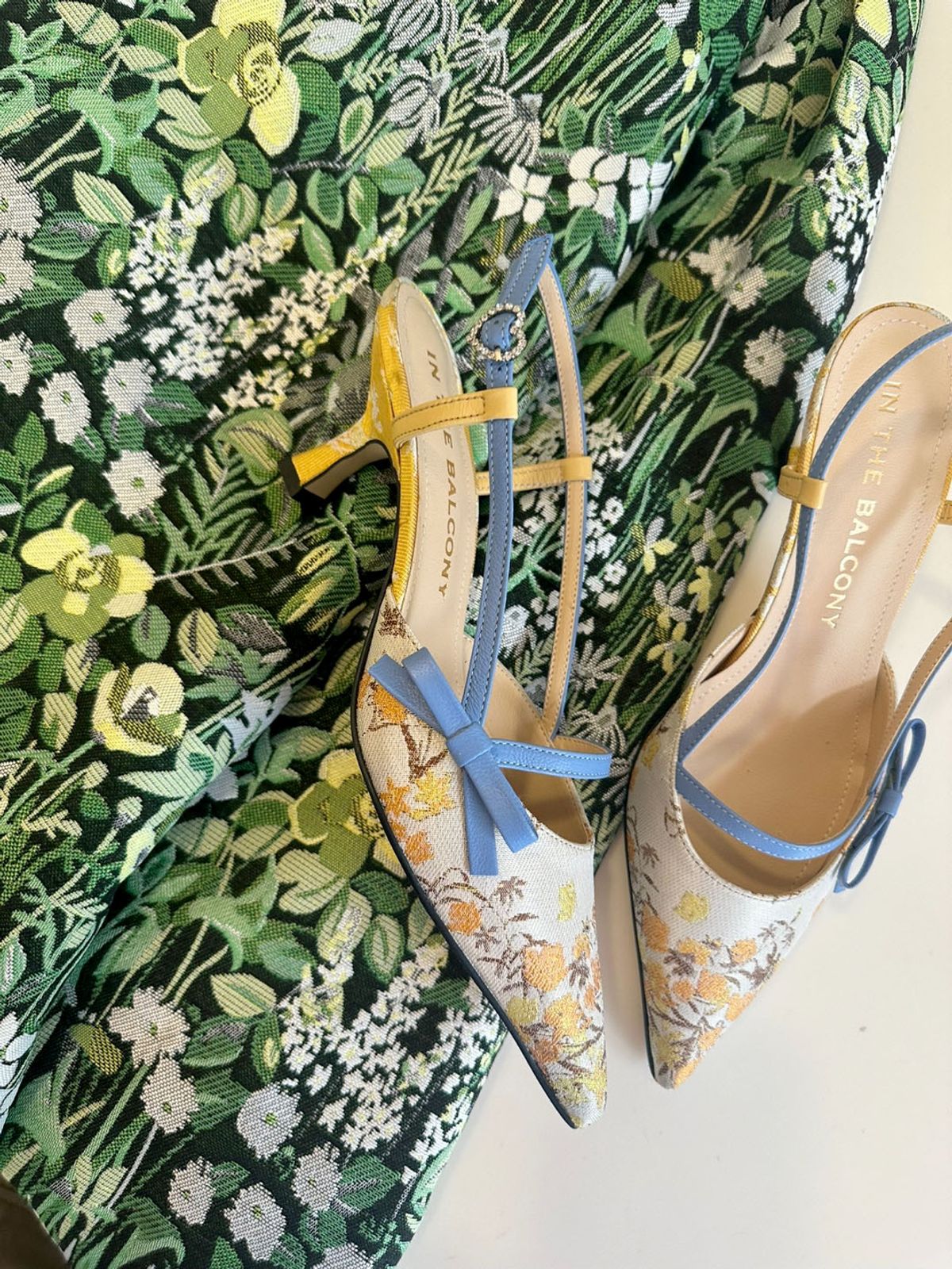 인더발코니(IN THE BALCONY) Sadie 사이드 리본 플라워 자카드 프렌치 슬링백  6cm