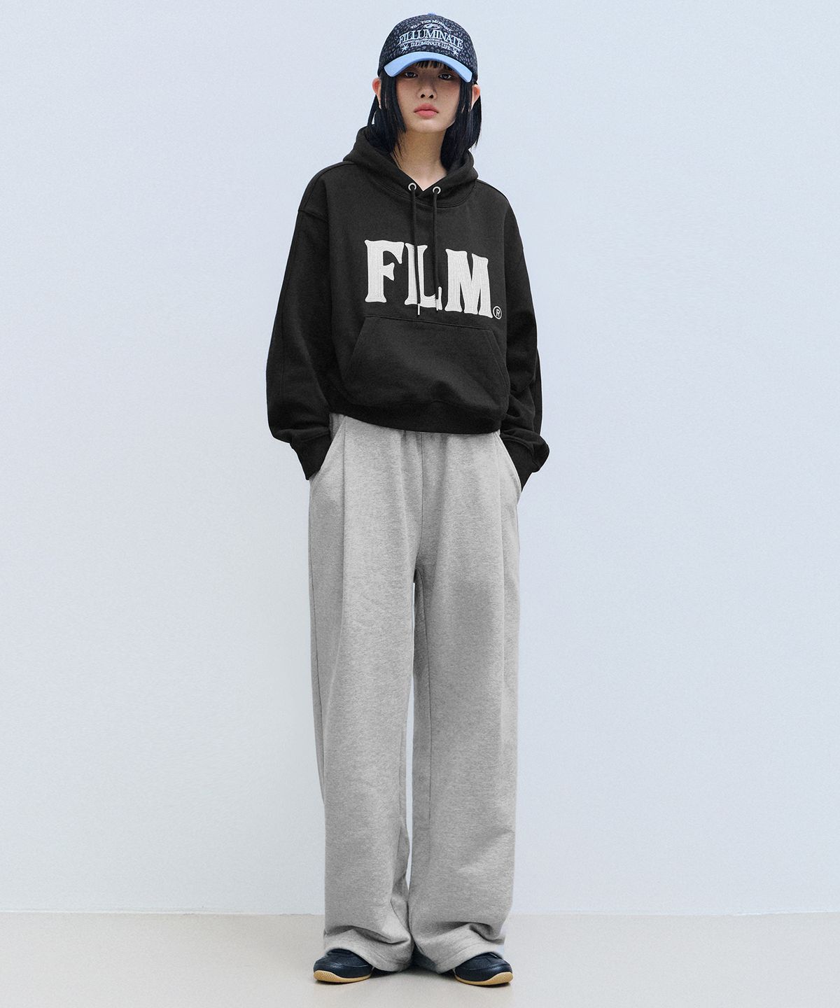 필루미네이트(FILLUMINATE) (W) FLM 스티치 로고 크롭 후디-차콜