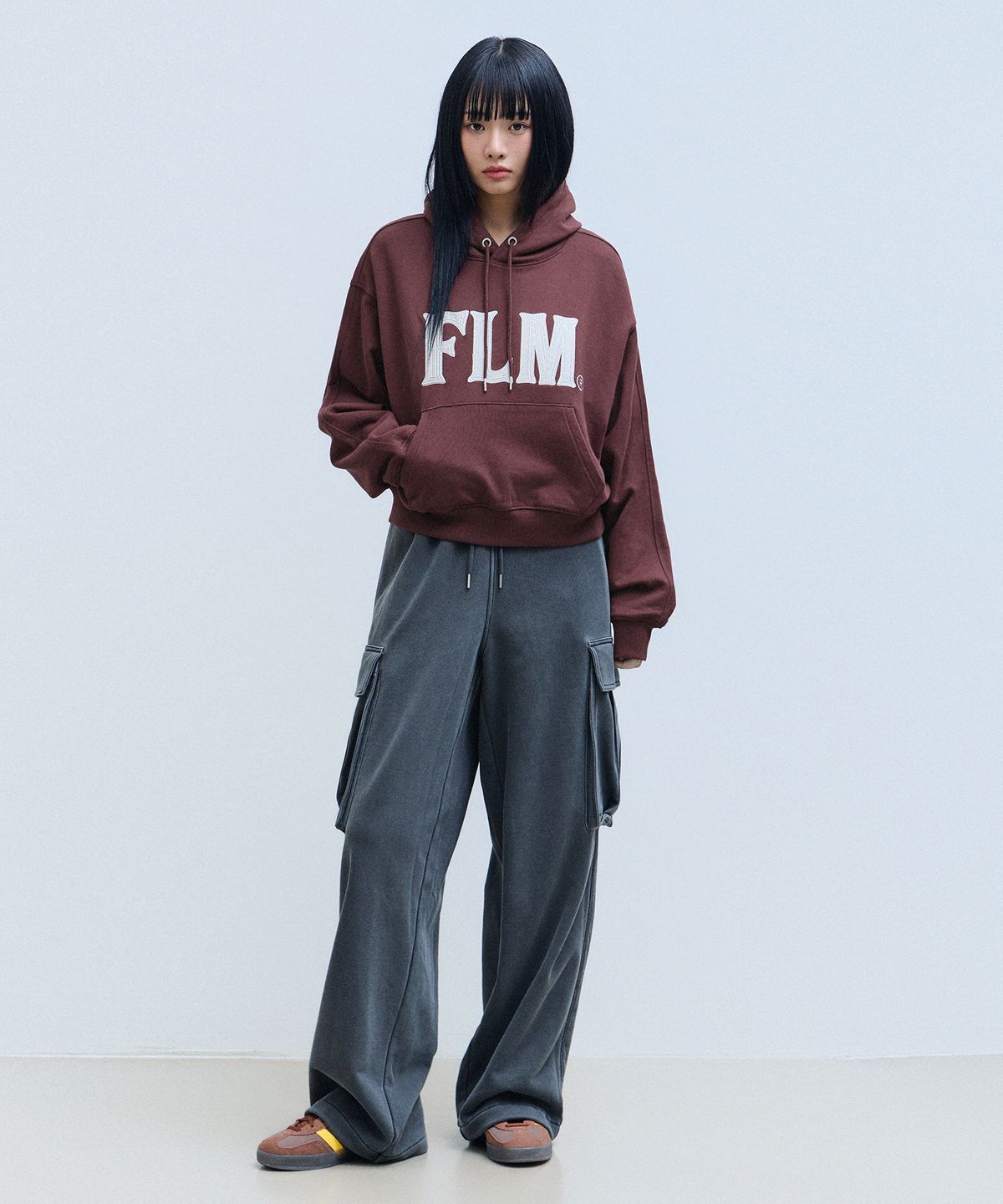 필루미네이트(FILLUMINATE) (W) FLM 스티치 로고 크롭 후디-차콜