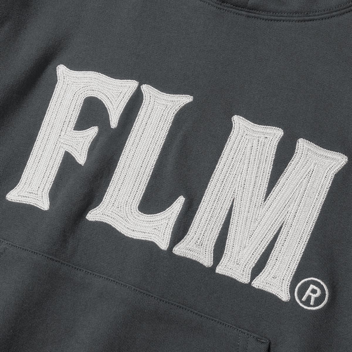 필루미네이트(FILLUMINATE) (W) FLM 스티치 로고 크롭 후디-차콜