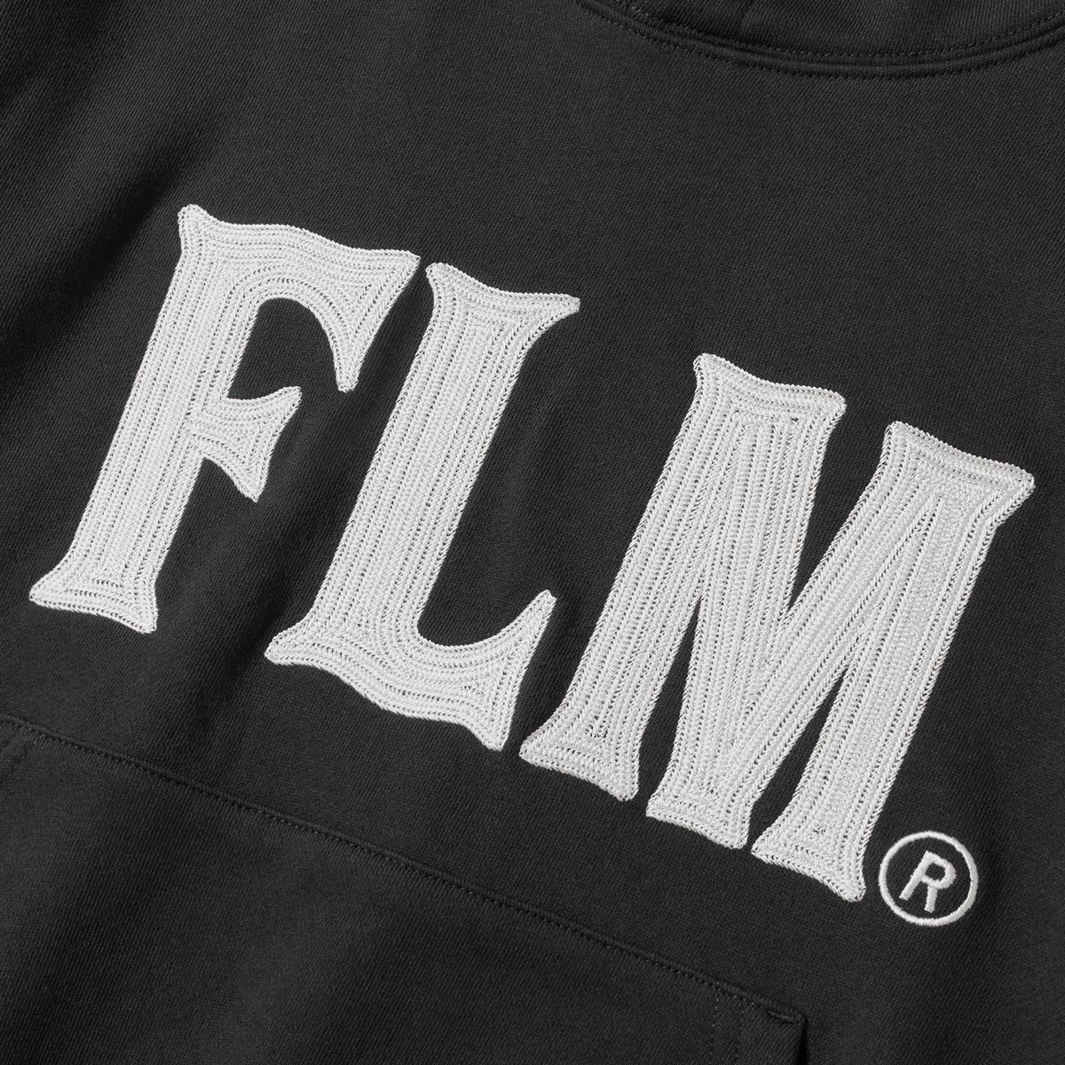 필루미네이트(FILLUMINATE) (W) FLM 스티치 로고 크롭 후디-블랙