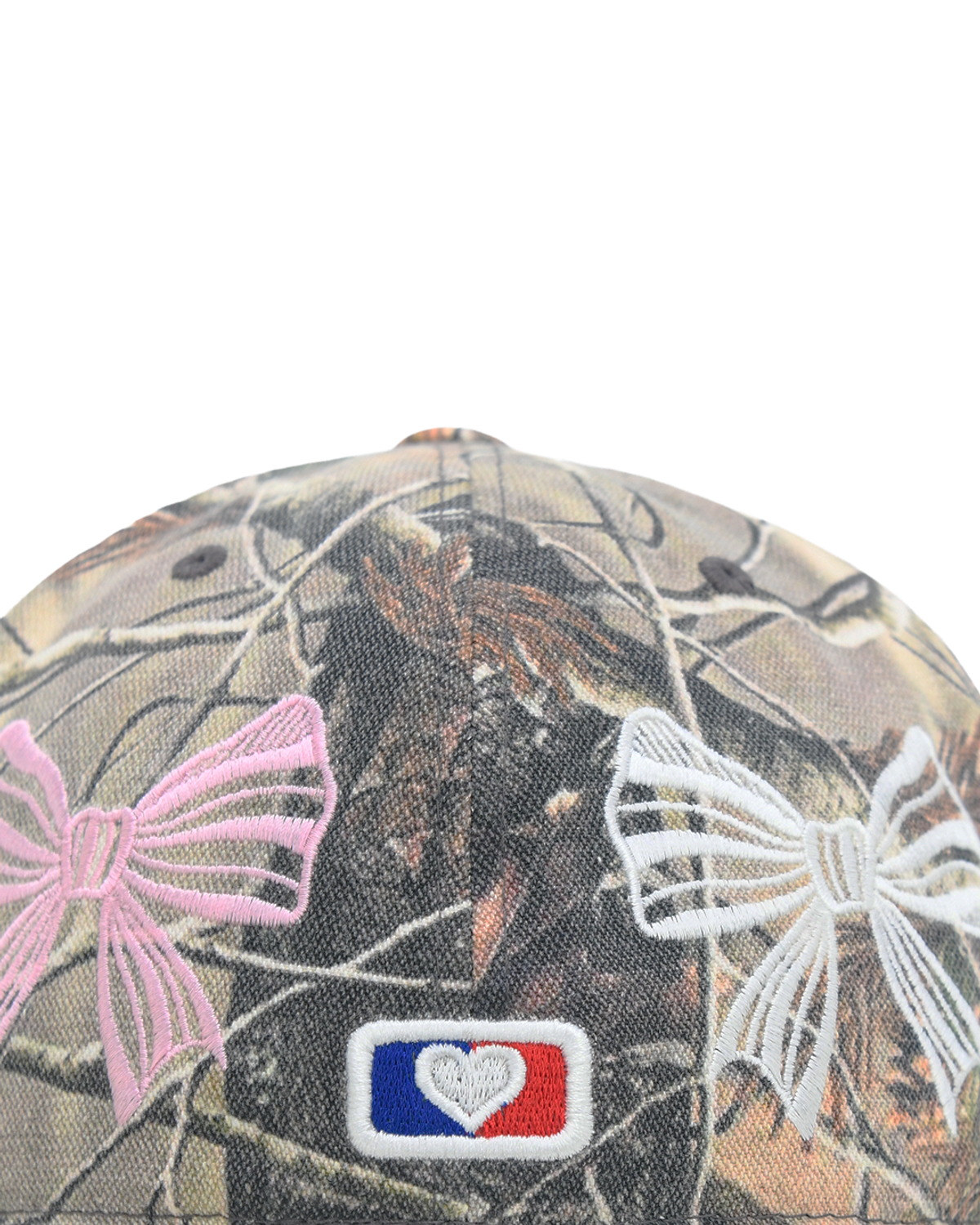 더뮤지엄비지터(THEMUSEUMVISITOR) RIBBON EMBROIDERY CAP (REALTREE CAMO)