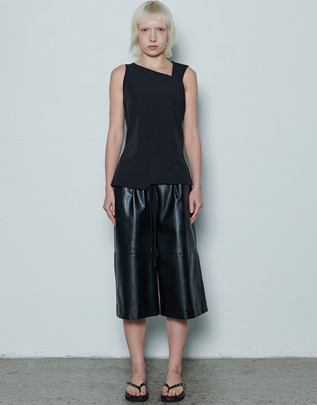 리게(RIGHE) LEATHER SHORTS BLACK