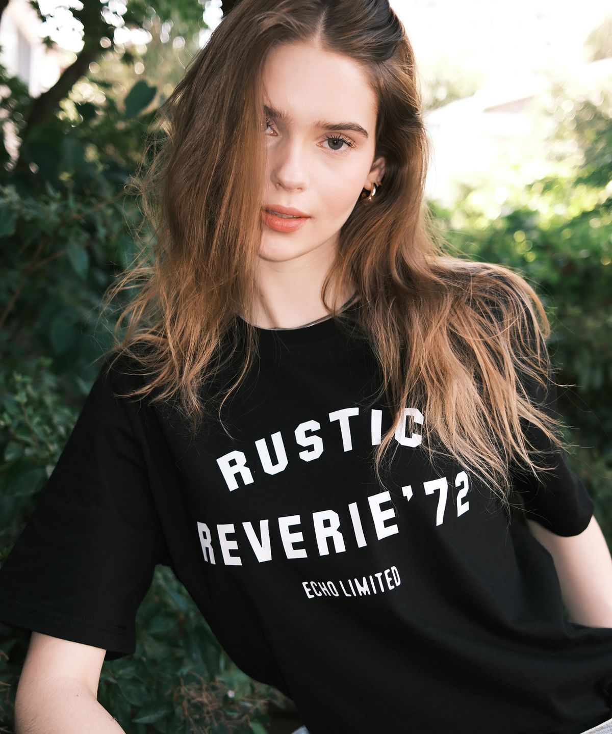 러스틱 레버리(RUSTIC REVERIE) 러스틱 72 아치 로고 오버사이즈 티셔츠_블랙