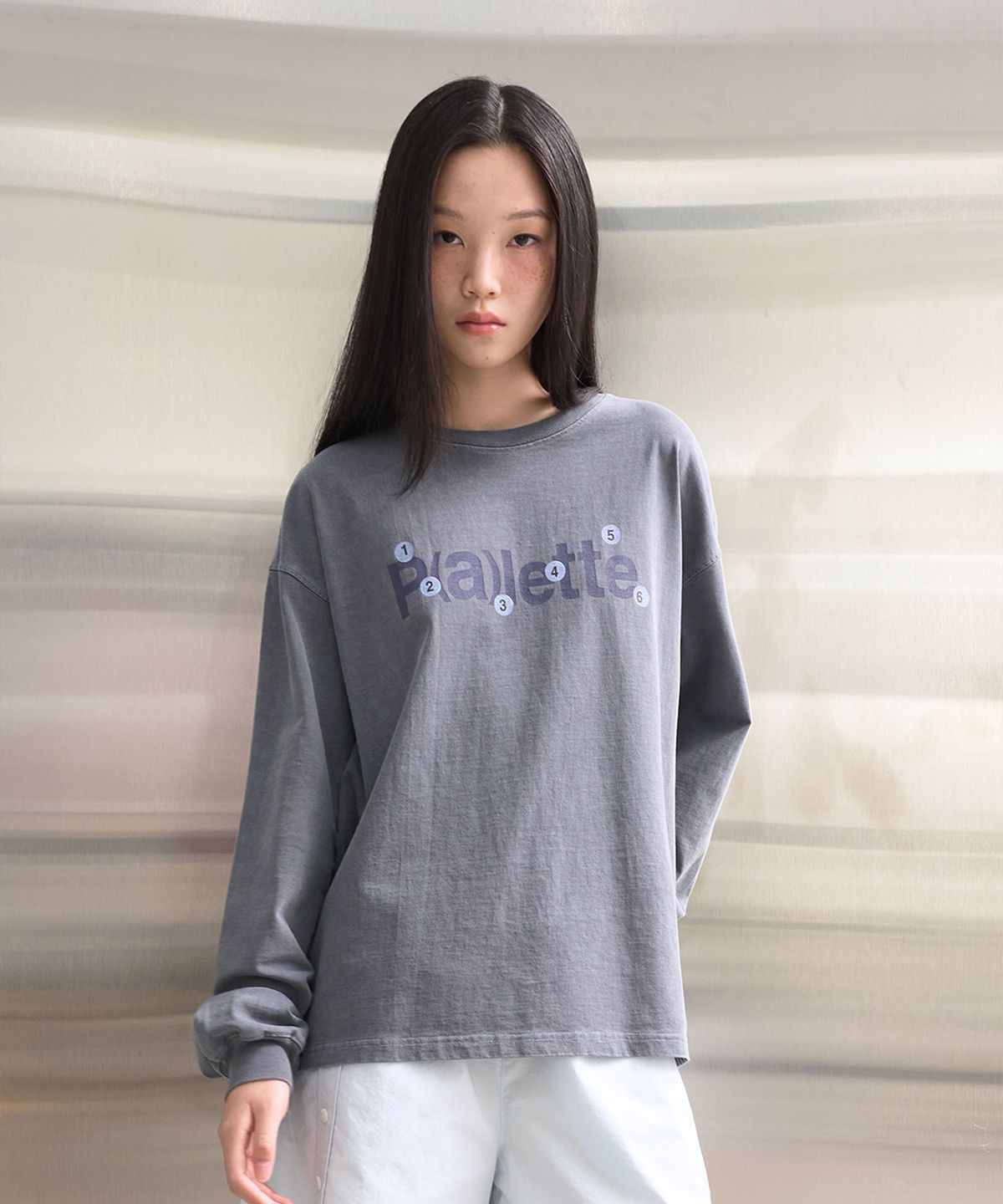 보나츠 팔레트(BONATSPALETTE) BP 스티커 롱 슬리브 티_NAVY