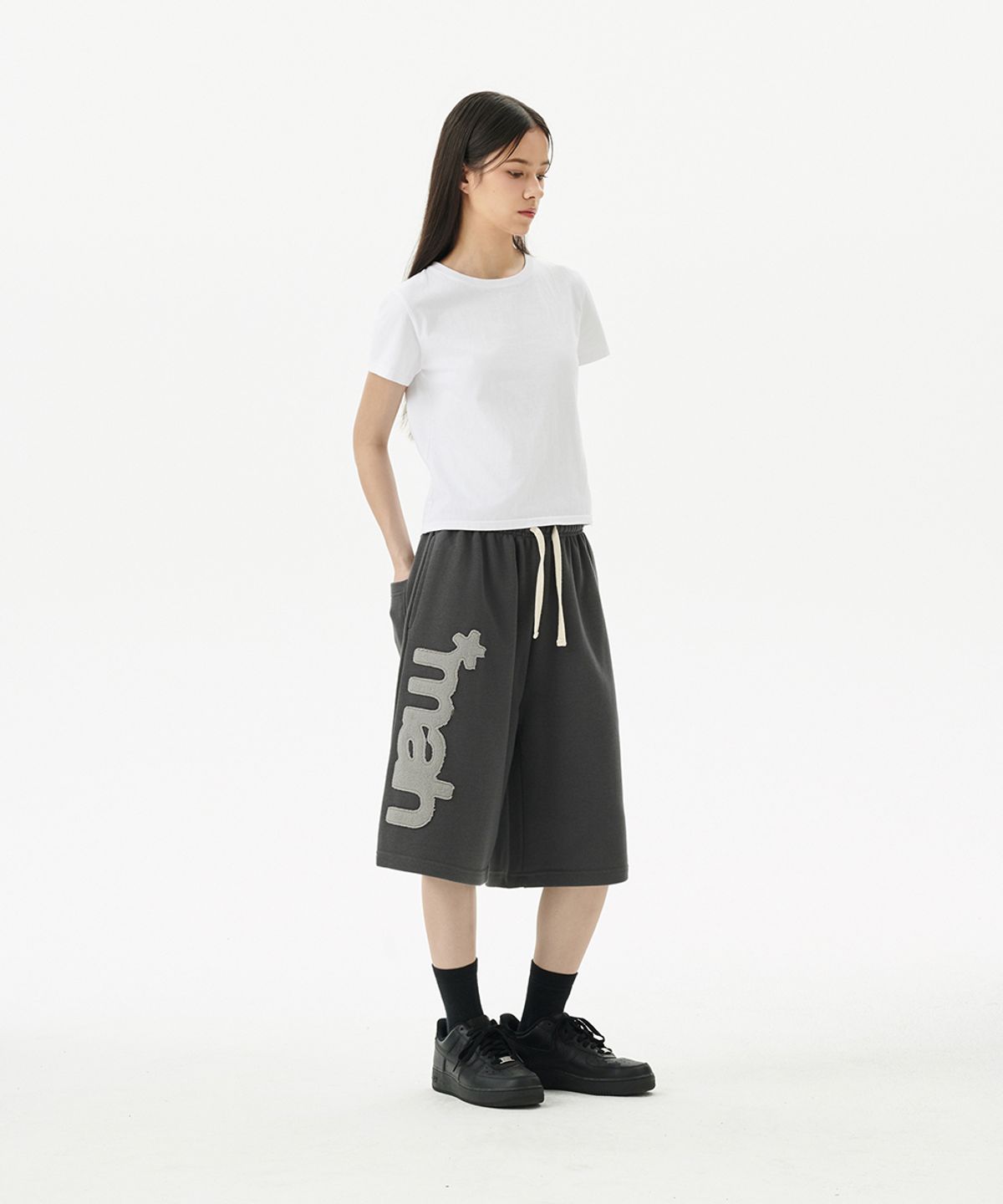 마하그리드(MAHAGRID) BERMUDA MAH APPLIQUE SWEATSHORT CHARCOAL(MG2FMMPA06A)