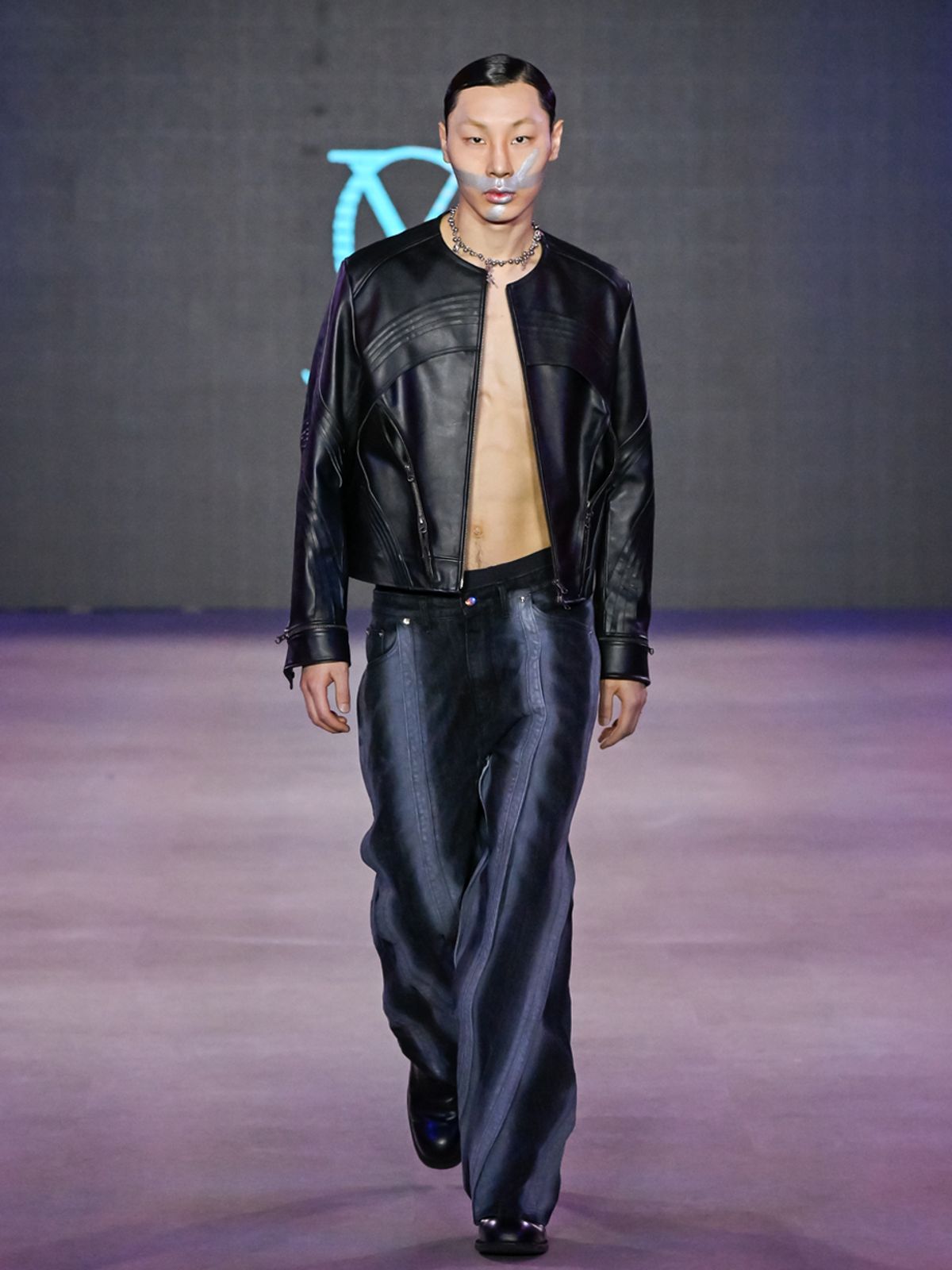 유강(YOOGANG) TURNING TORSO JEANS