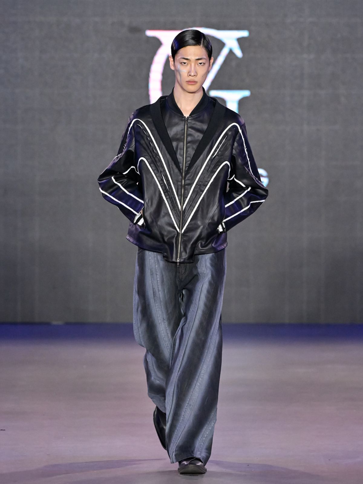 유강(YOOGANG) TURNING TORSO JEANS