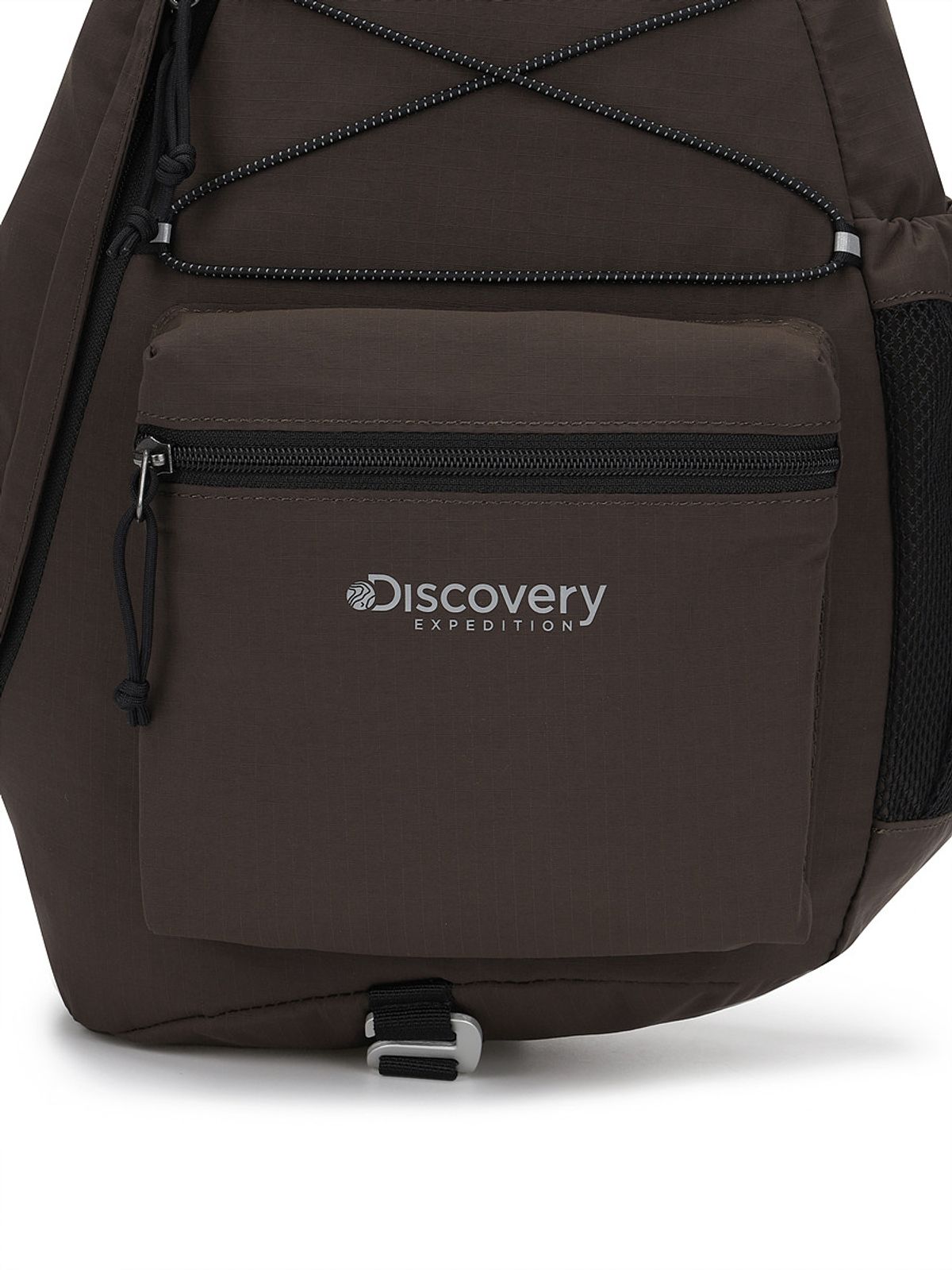디스커버리 익스페디션(DISCOVERY EXPEDITION) 리프레임 티어 드롭 라지 슬링백 (D/BROWN)
