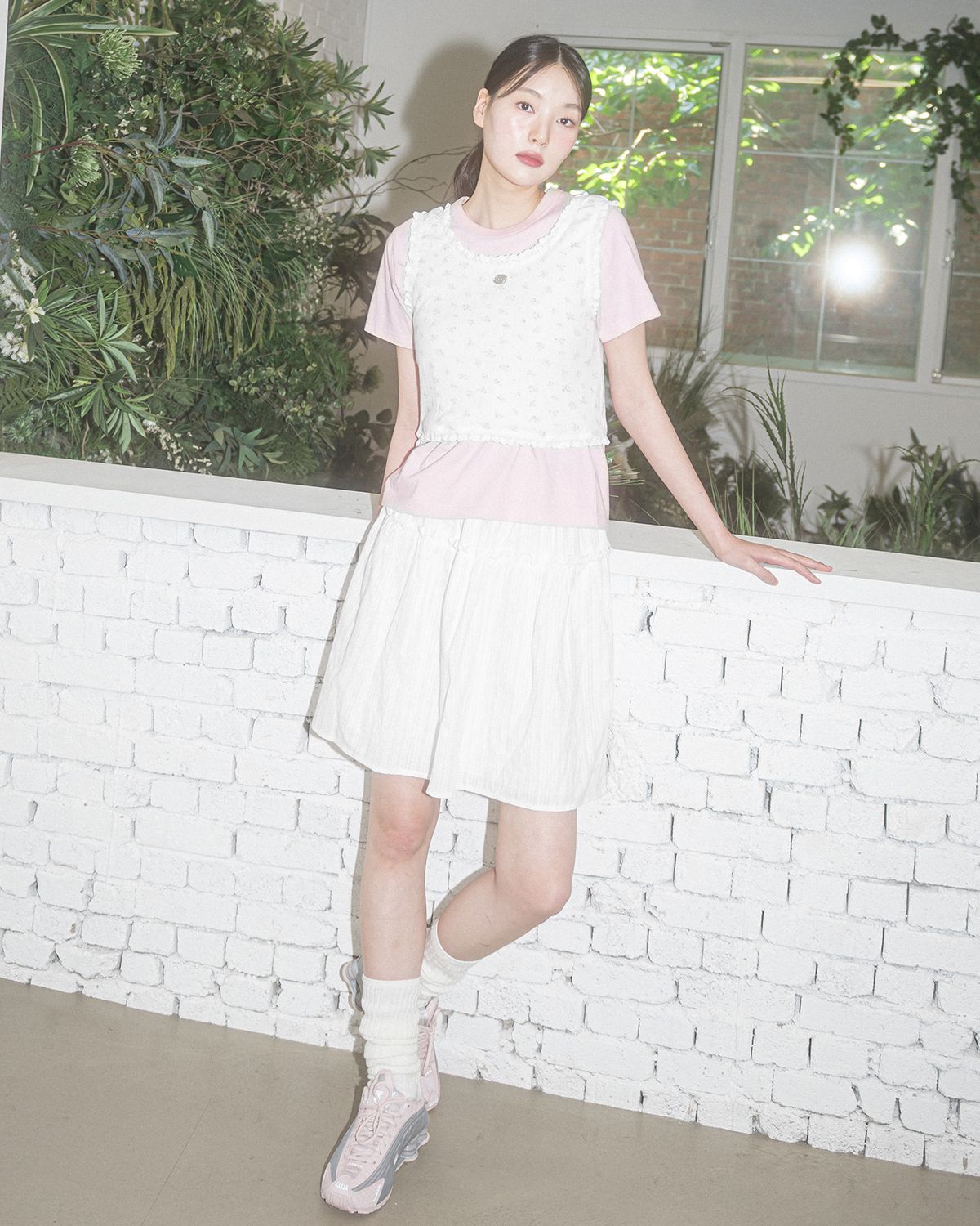 해비즘(HAVISM) FLOWER PATTERN LAYERED LACE SLEEVELESS(WHITE)