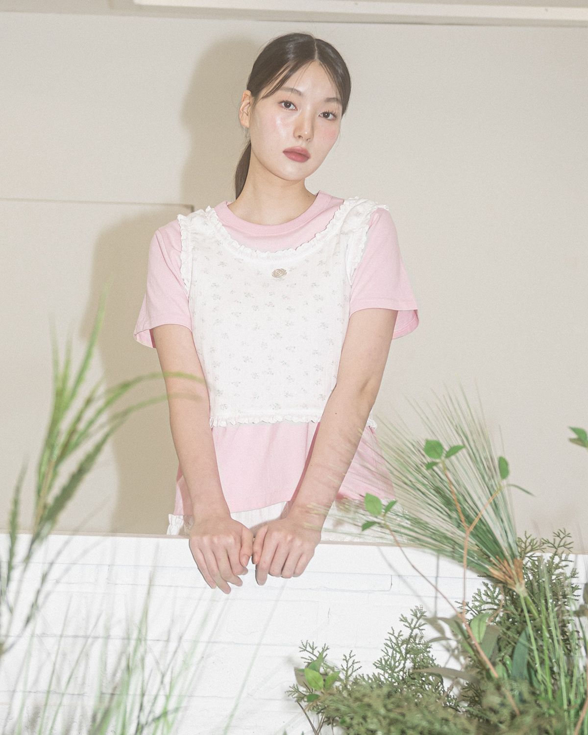 해비즘(HAVISM) FLOWER PATTERN LAYERED LACE SLEEVELESS(WHITE)
