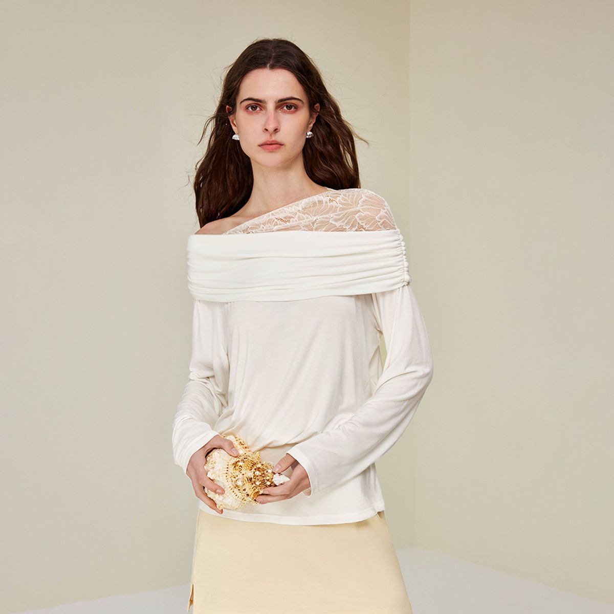 와이와이아이엠(YYIAM) YY_Lace straight shoulder white top