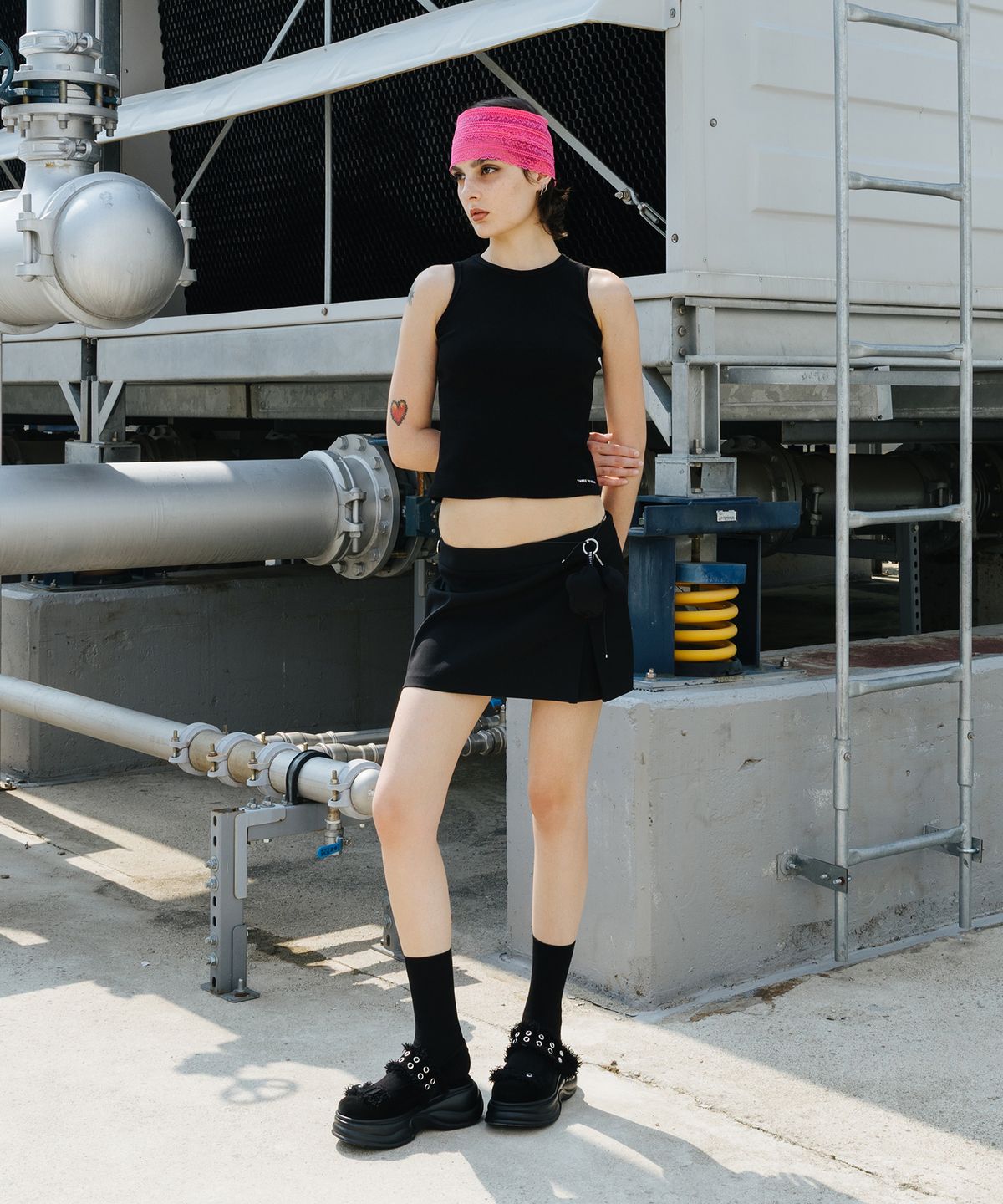 쓰리투에이티(THREE TO EIGHTY) BACK DOUBLE HEART TANK TOP BLACK