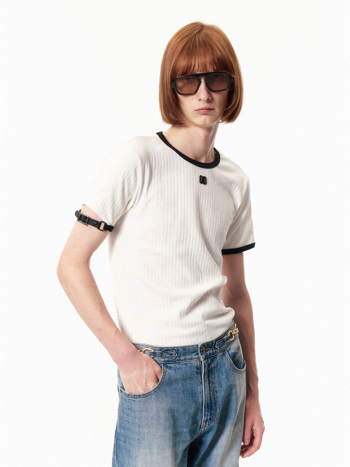 쿠르베(COURBE) Buckle Contrast Wed Round Neck T-shirt (White)