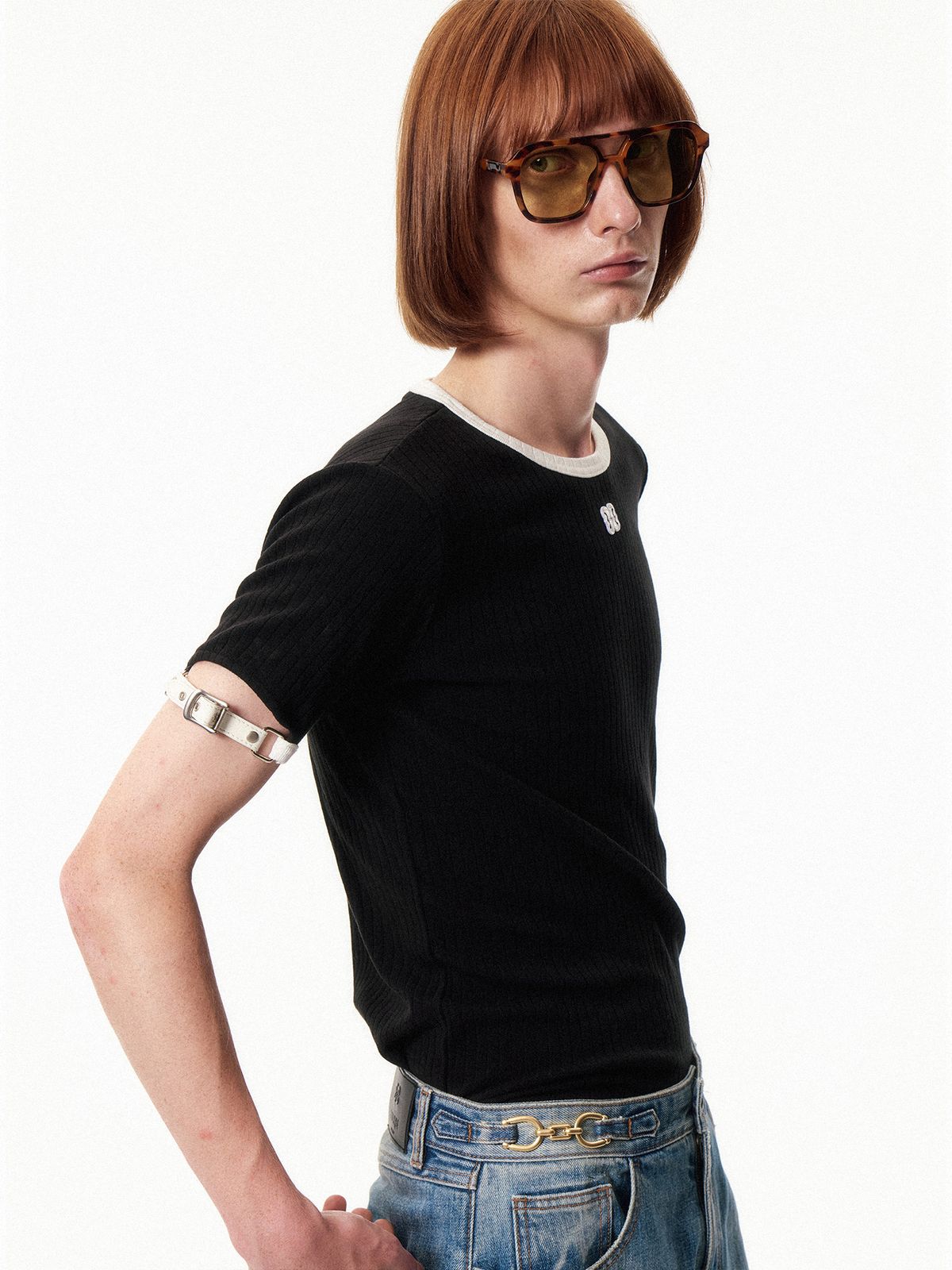 쿠르베(COURBE) Buckle Contrast Wed Round Neck T-shirt (Black)