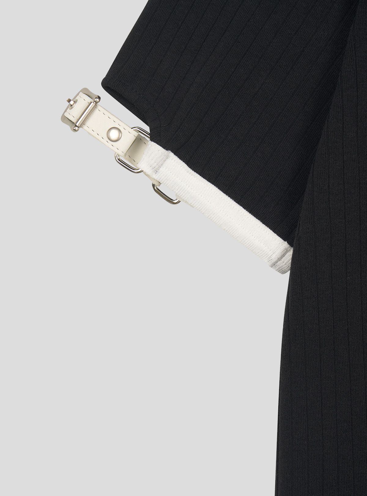 쿠르베(COURBE) Buckle Contrast Wed Round Neck T-shirt (Black)
