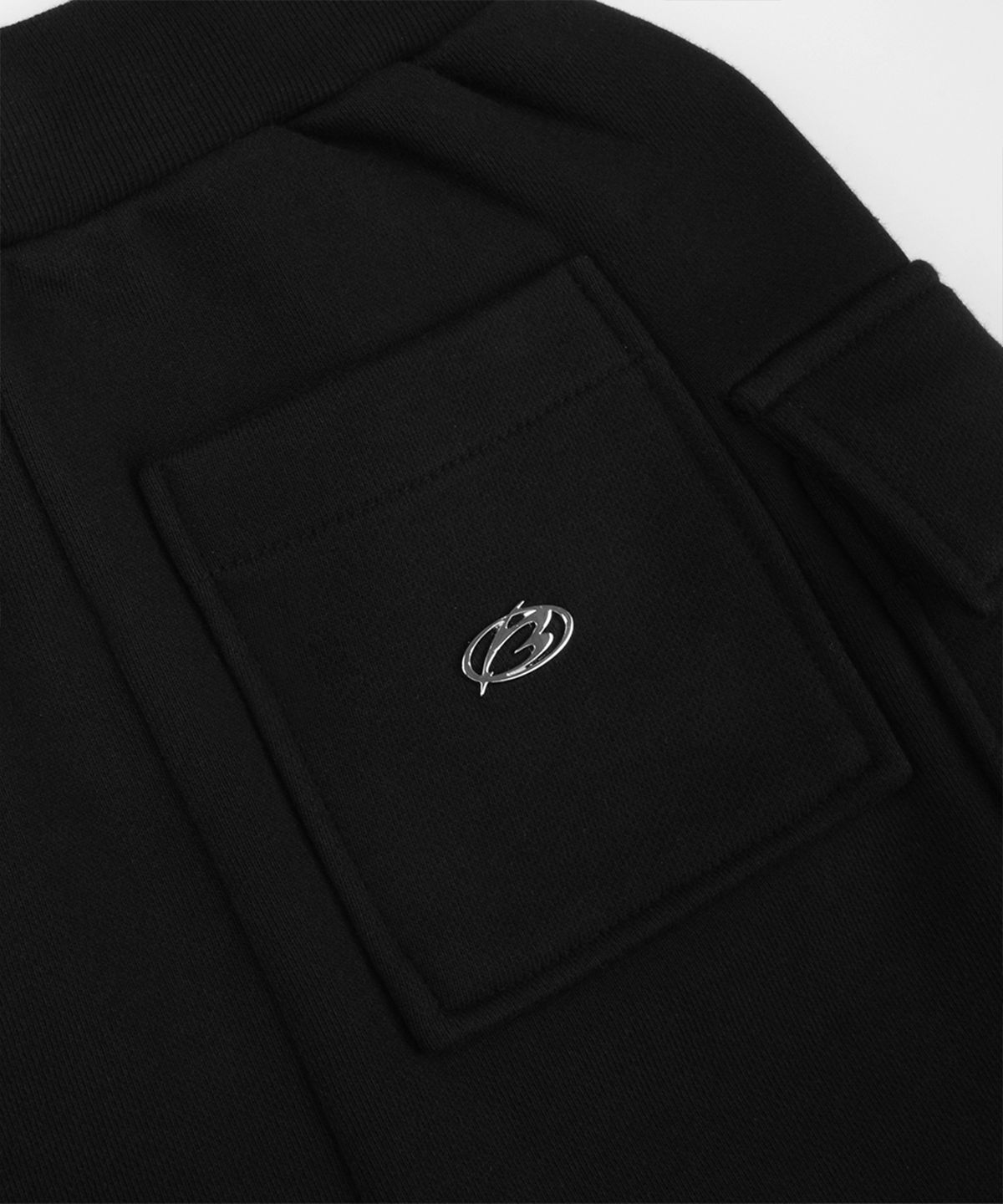 모어댄블랙(MORE THAN BLACK) LOGO CARGO SWEAT SKIRT