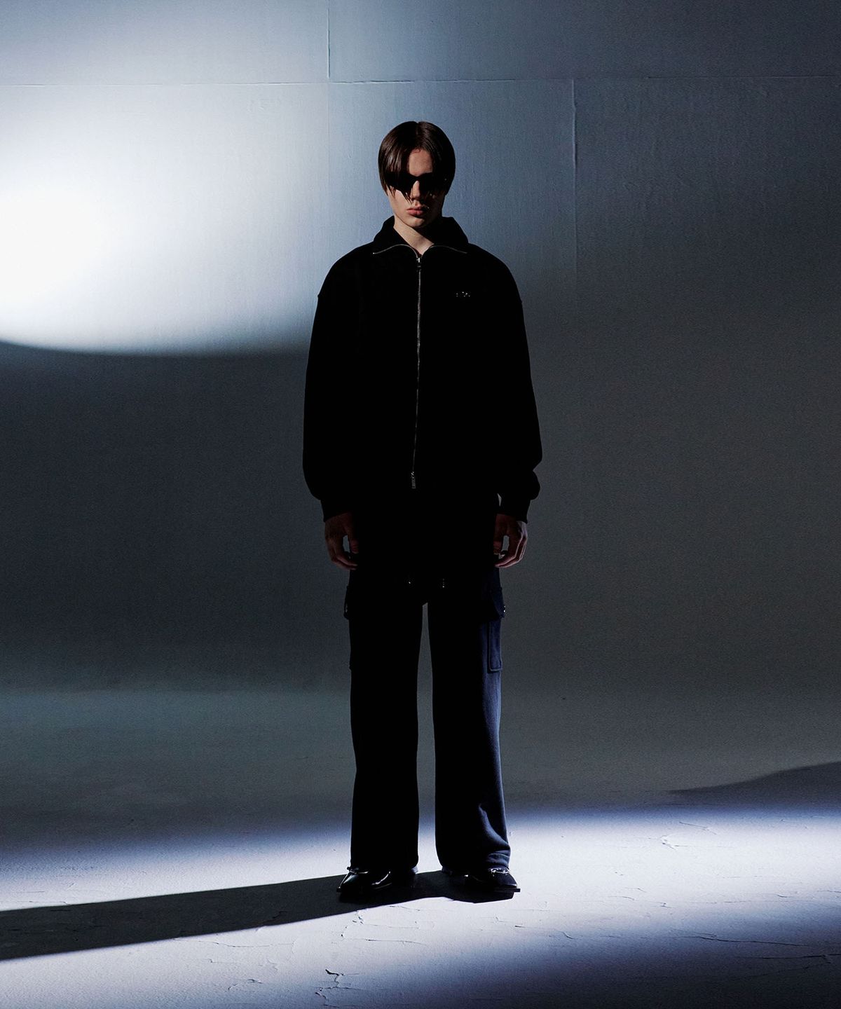 모어댄블랙(MORE THAN BLACK) LOGO CARGO SWEAT PANTS