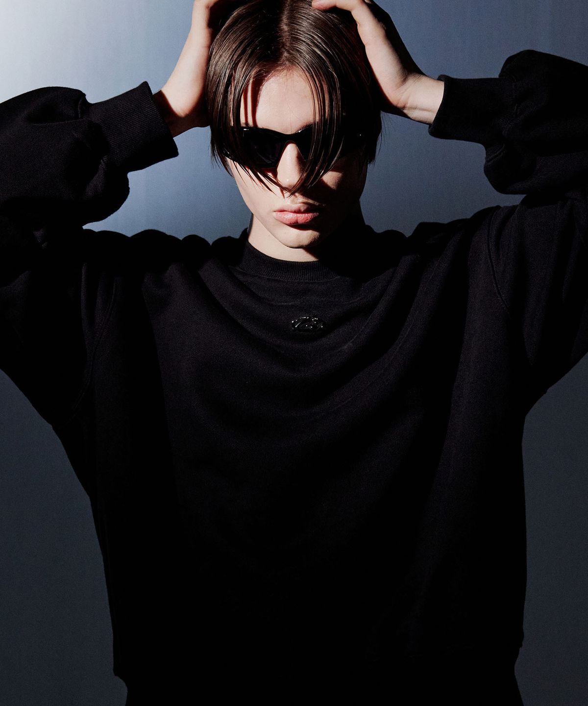 모어댄블랙(MORE THAN BLACK) LOGO CARGO SWEAT SHIRT