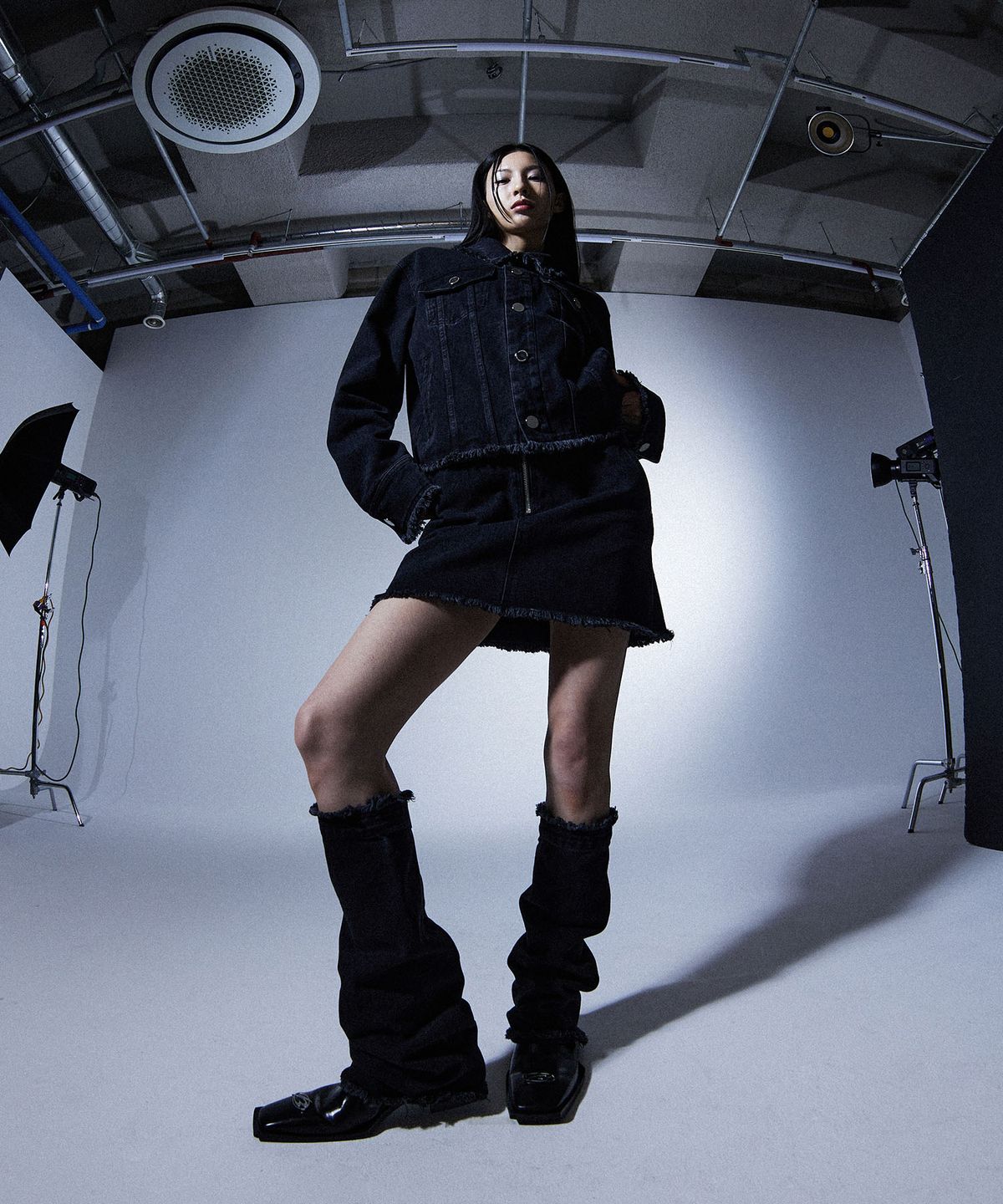 모어댄블랙(MORE THAN BLACK) CUT OFF DENIM SKIRT