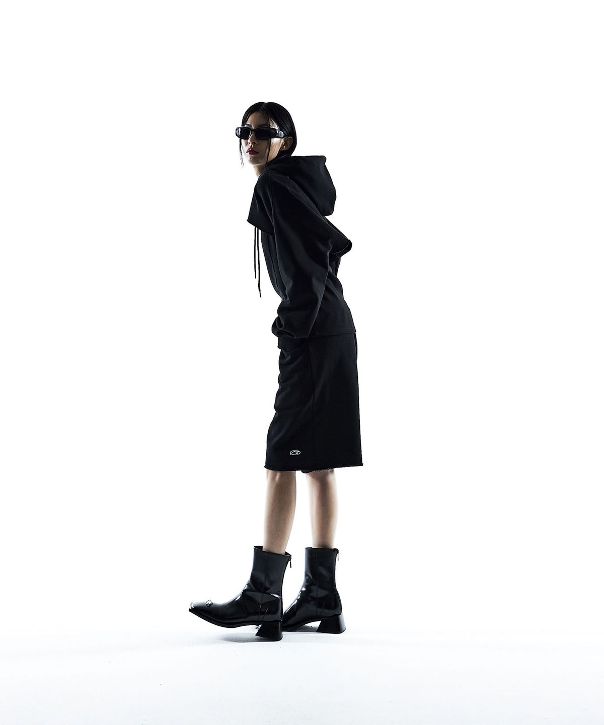 모어댄블랙(MORE THAN BLACK) LOGO SWEAT SHORTS