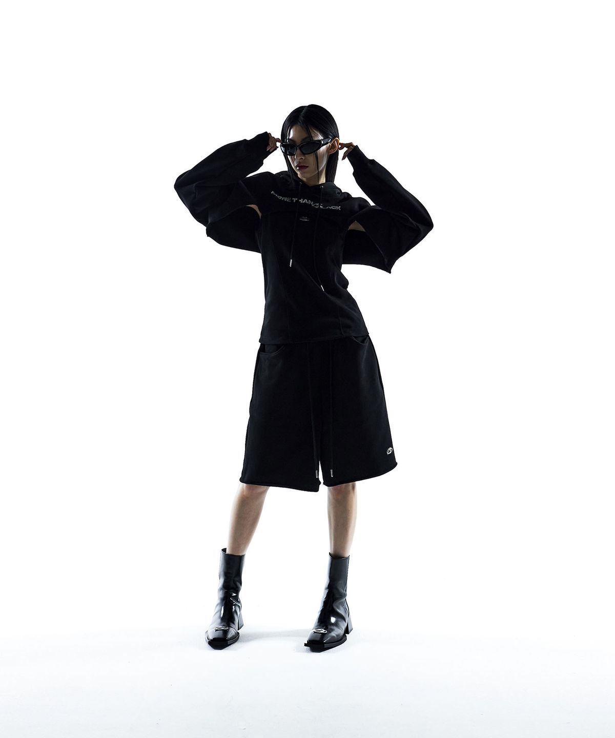 모어댄블랙(MORE THAN BLACK) BIZ CROP HOOD